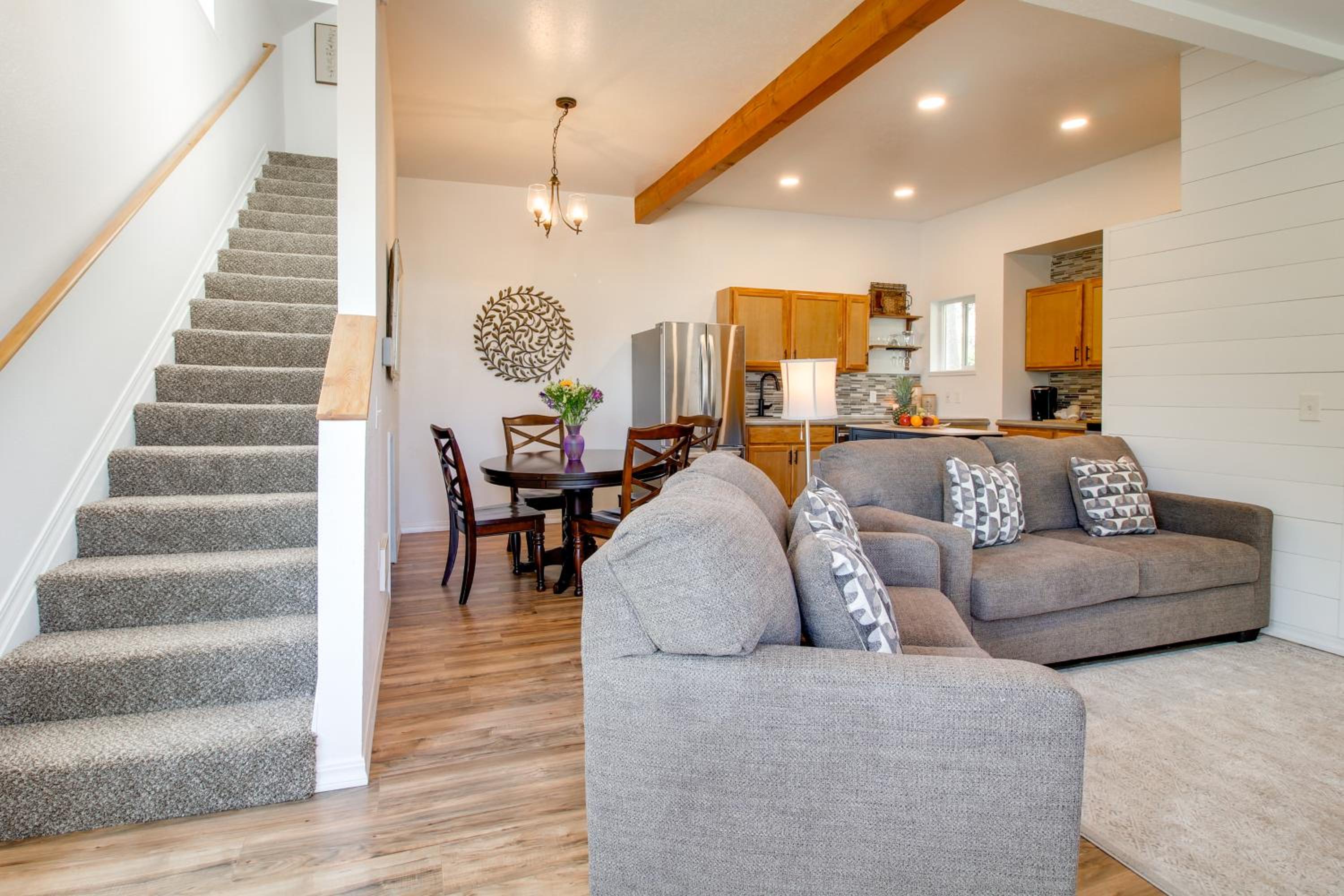 1 Mi to Dtwn Coos Bay Sleek Apt with Deck and Views!