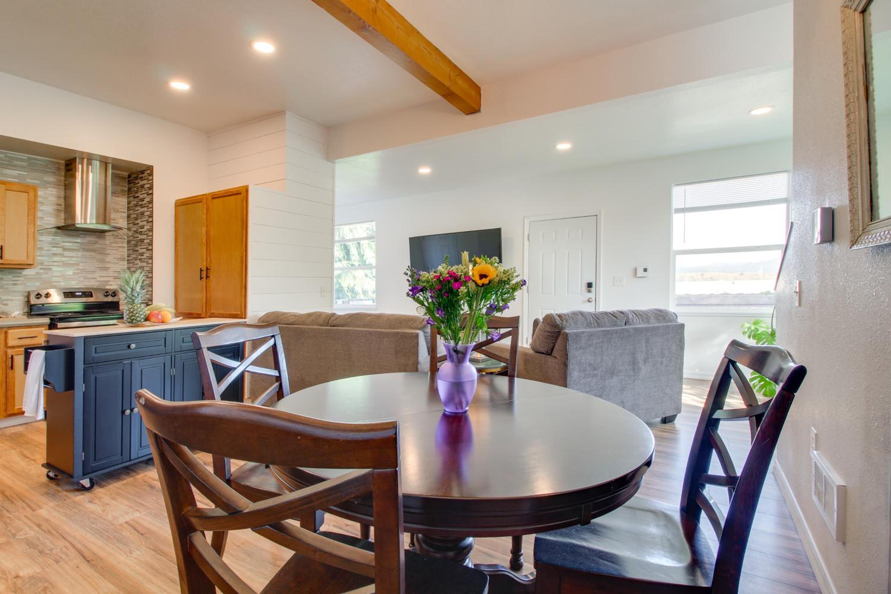 1 Mi to Dtwn Coos Bay Sleek Apt with Deck and Views!