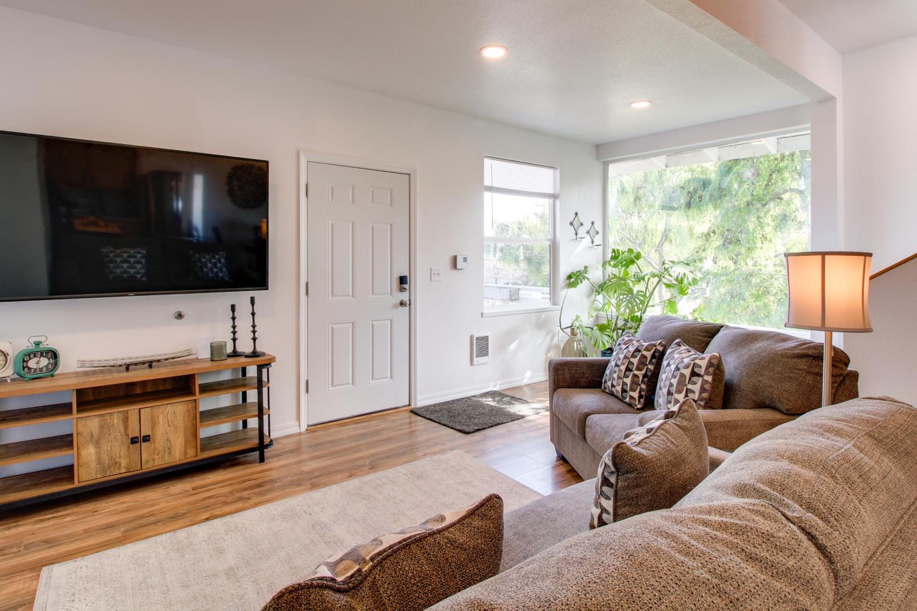 1 Mi to Dtwn Coos Bay Sleek Apt with Deck and Views!