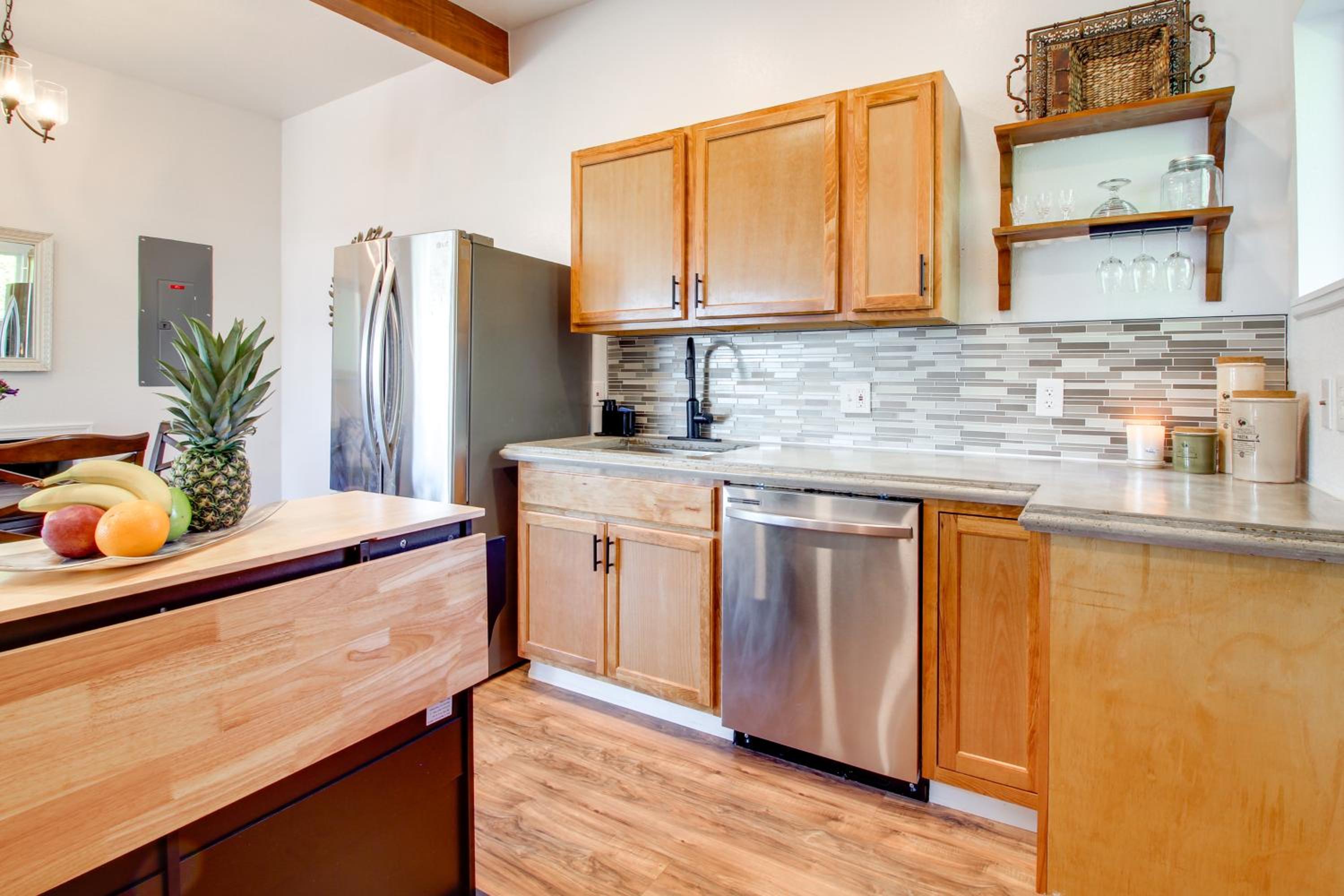 1 Mi to Dtwn Coos Bay Sleek Apt with Deck and Views!