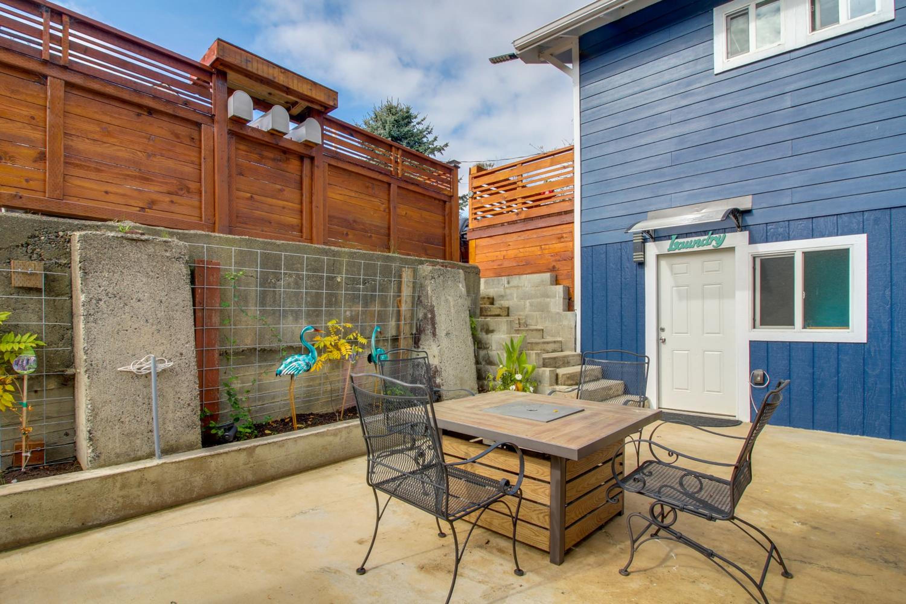 1 Mi to Dtwn Coos Bay Sleek Apt with Deck and Views!