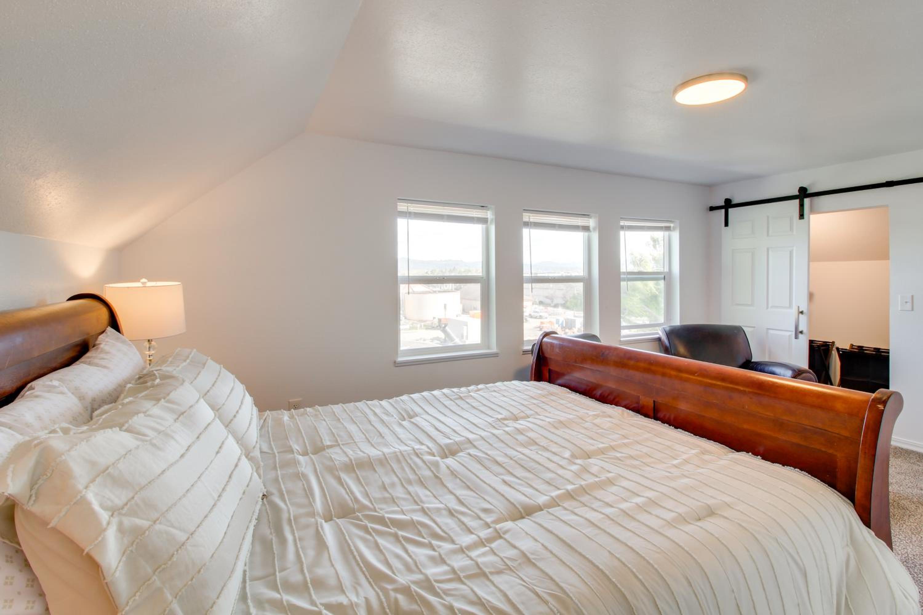1 Mi to Dtwn Coos Bay Sleek Apt with Deck and Views!