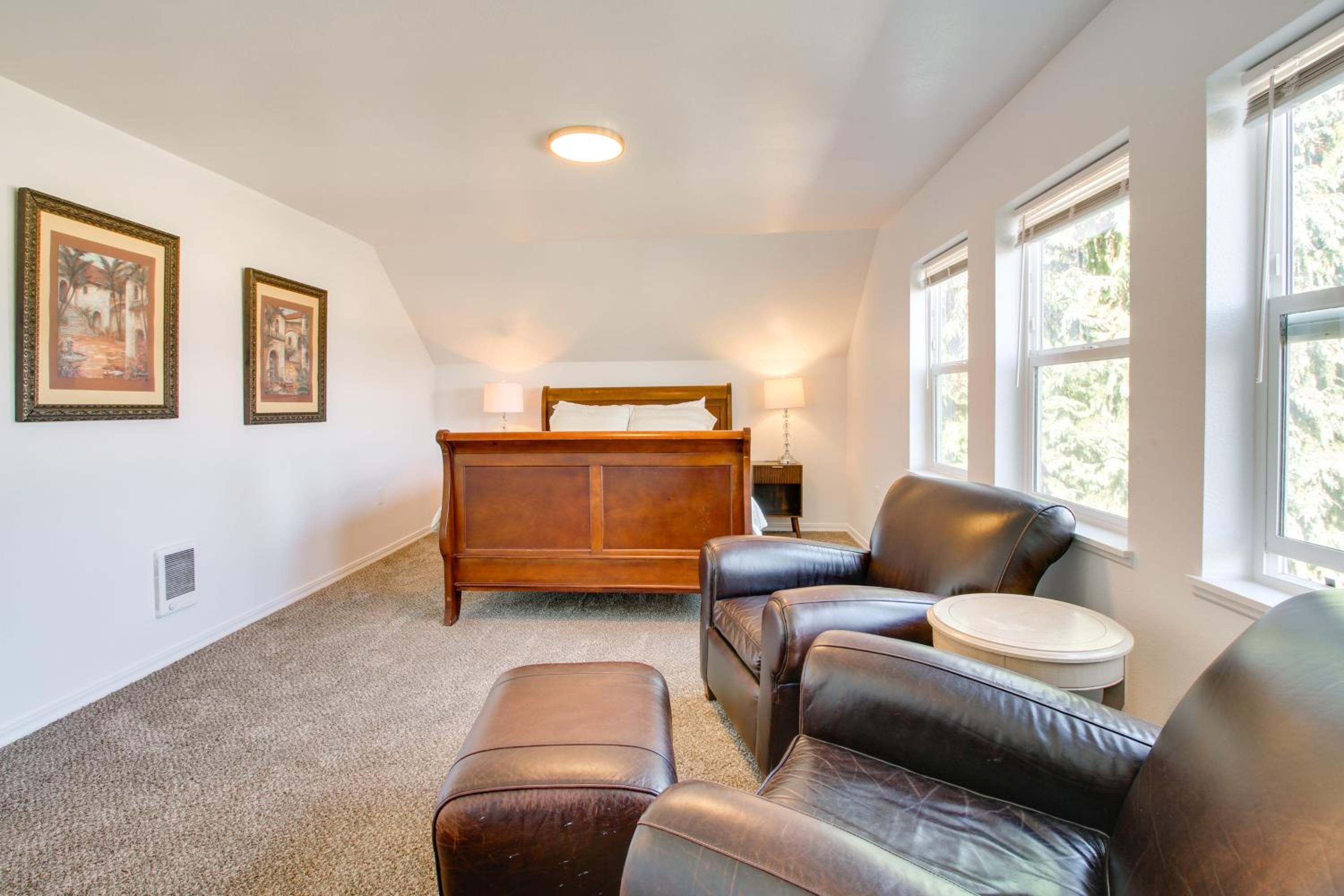 1 Mi to Dtwn Coos Bay Sleek Apt with Deck and Views!