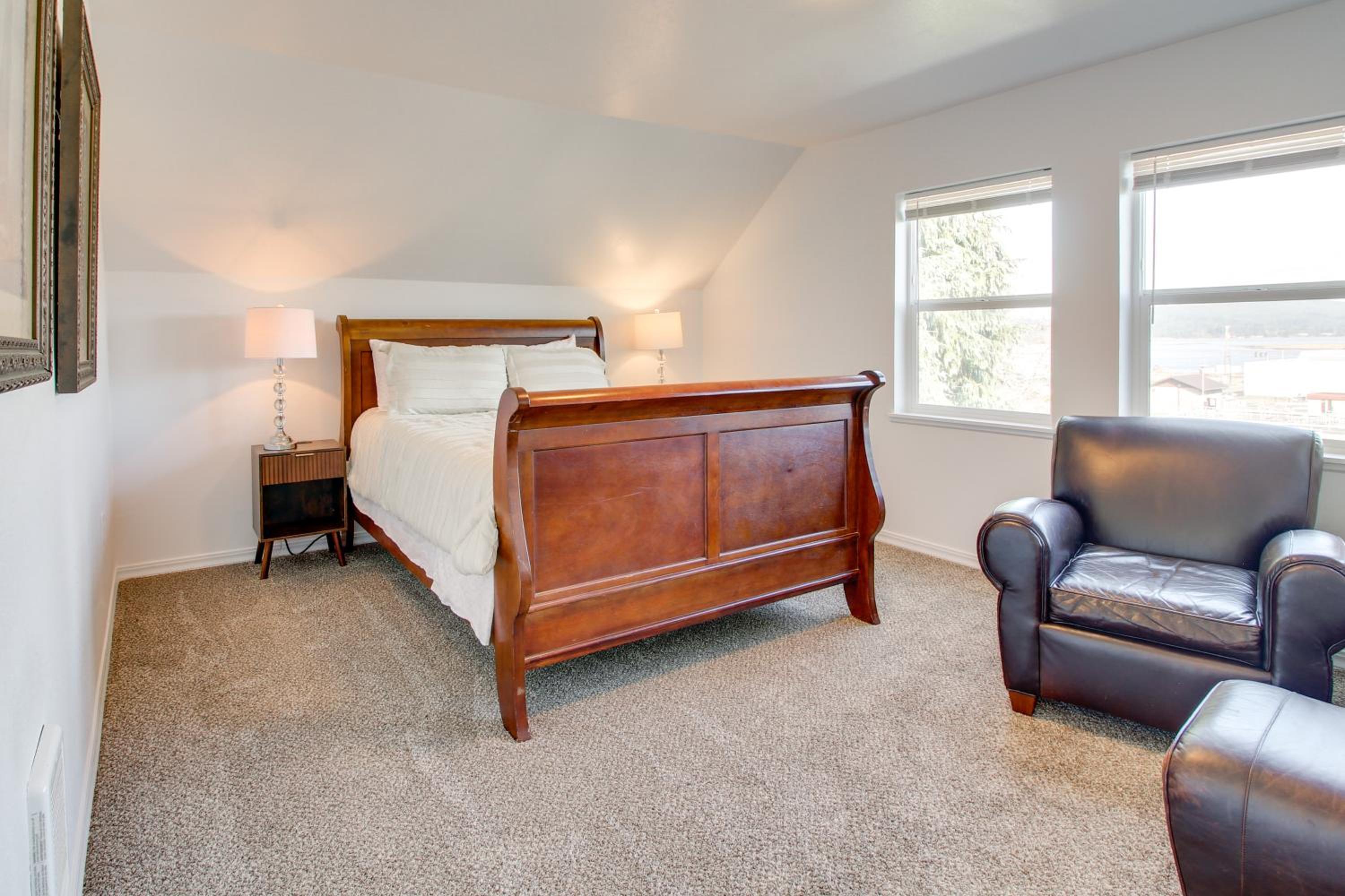 1 Mi to Dtwn Coos Bay Sleek Apt with Deck and Views!