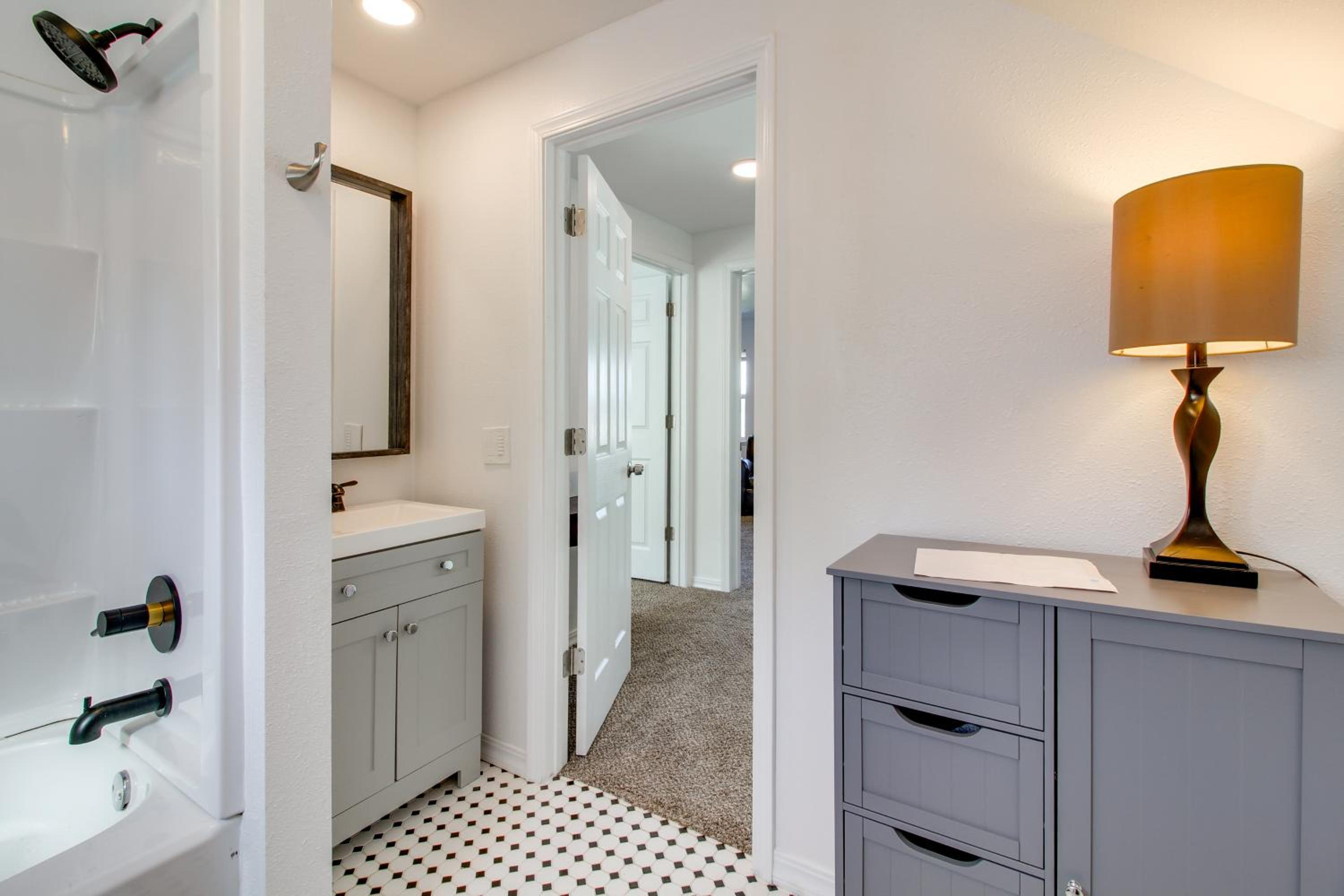 1 Mi to Dtwn Coos Bay Sleek Apt with Deck and Views!