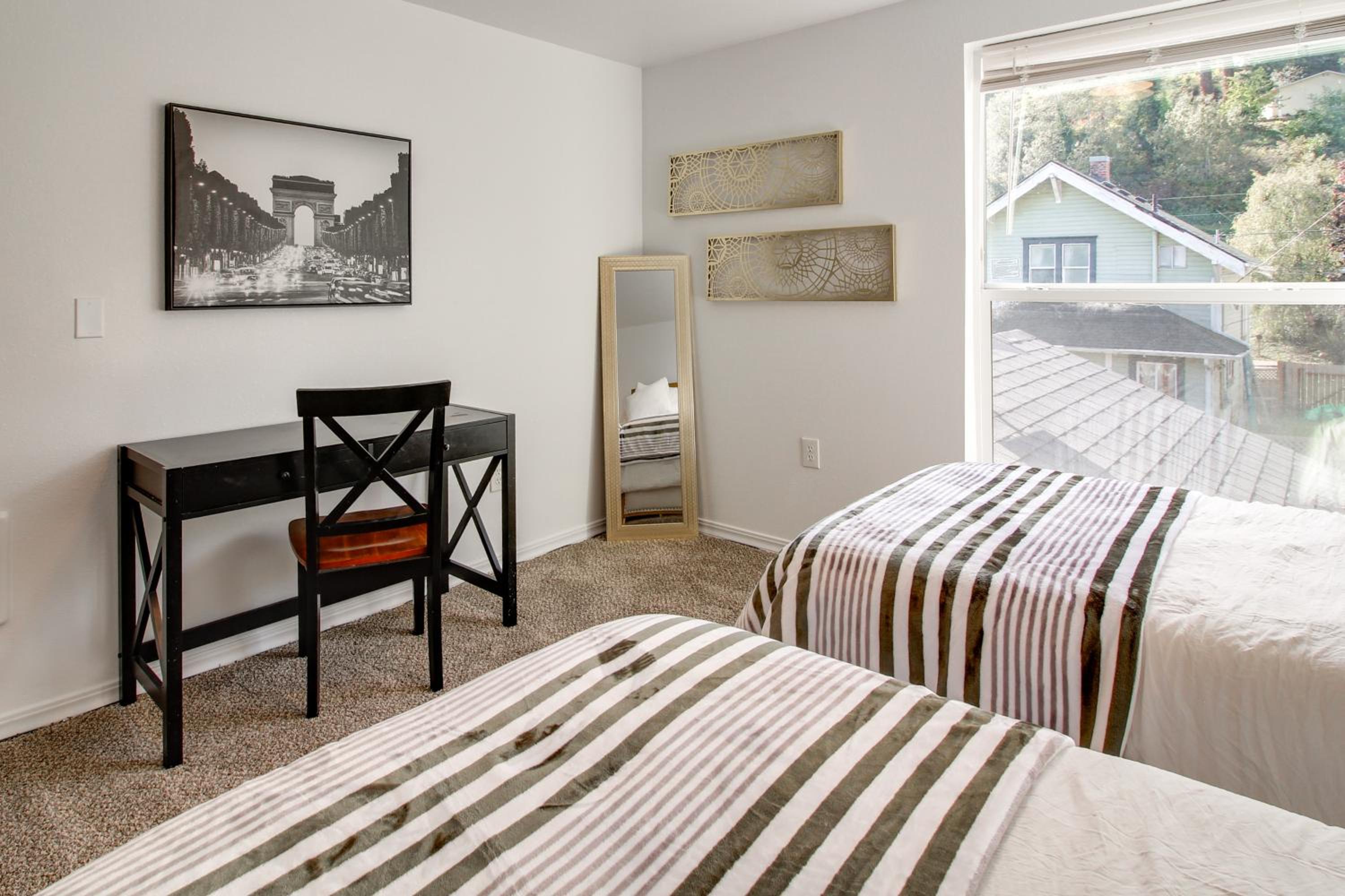 1 Mi to Dtwn Coos Bay Sleek Apt with Deck and Views!