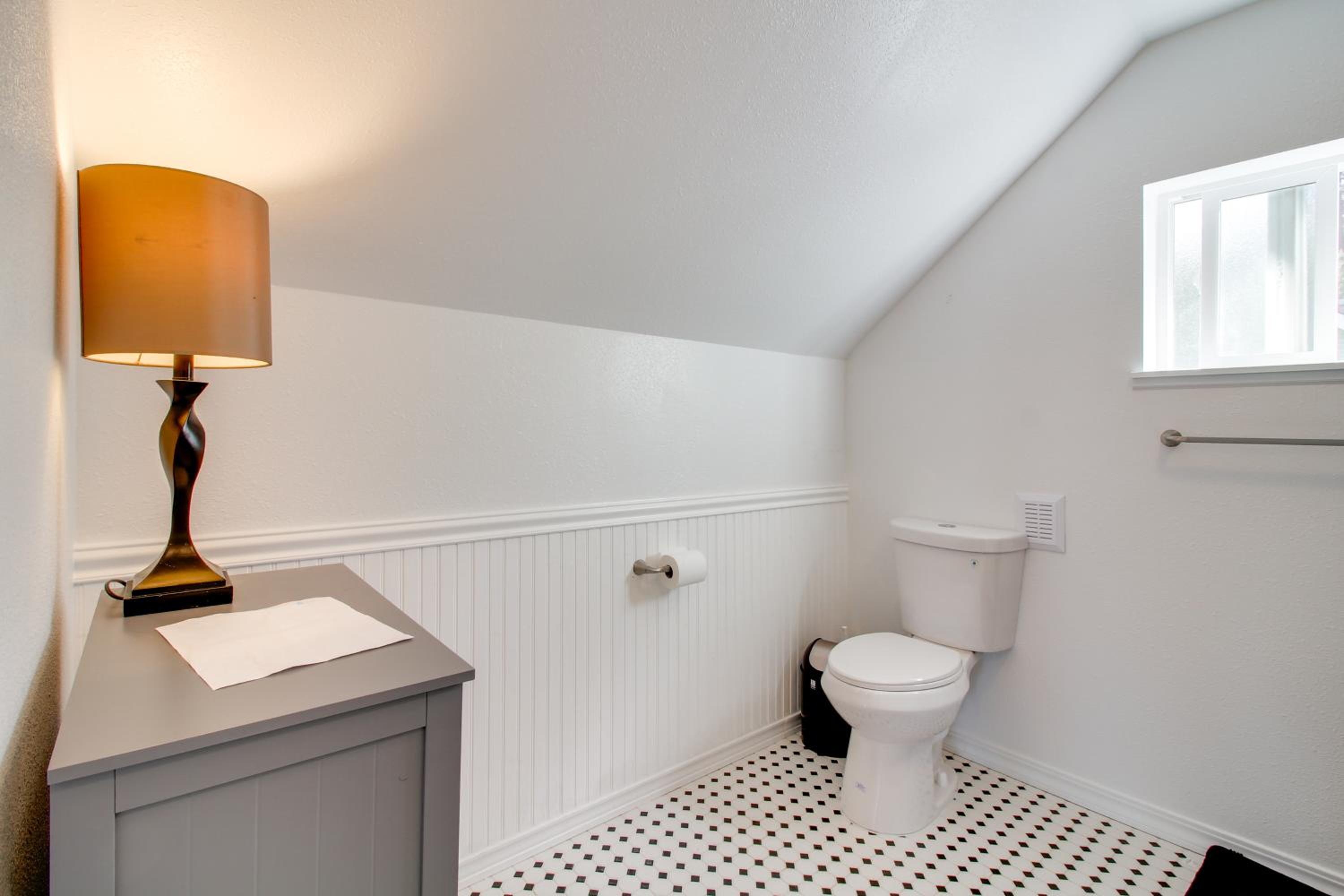 1 Mi to Dtwn Coos Bay Sleek Apt with Deck and Views!