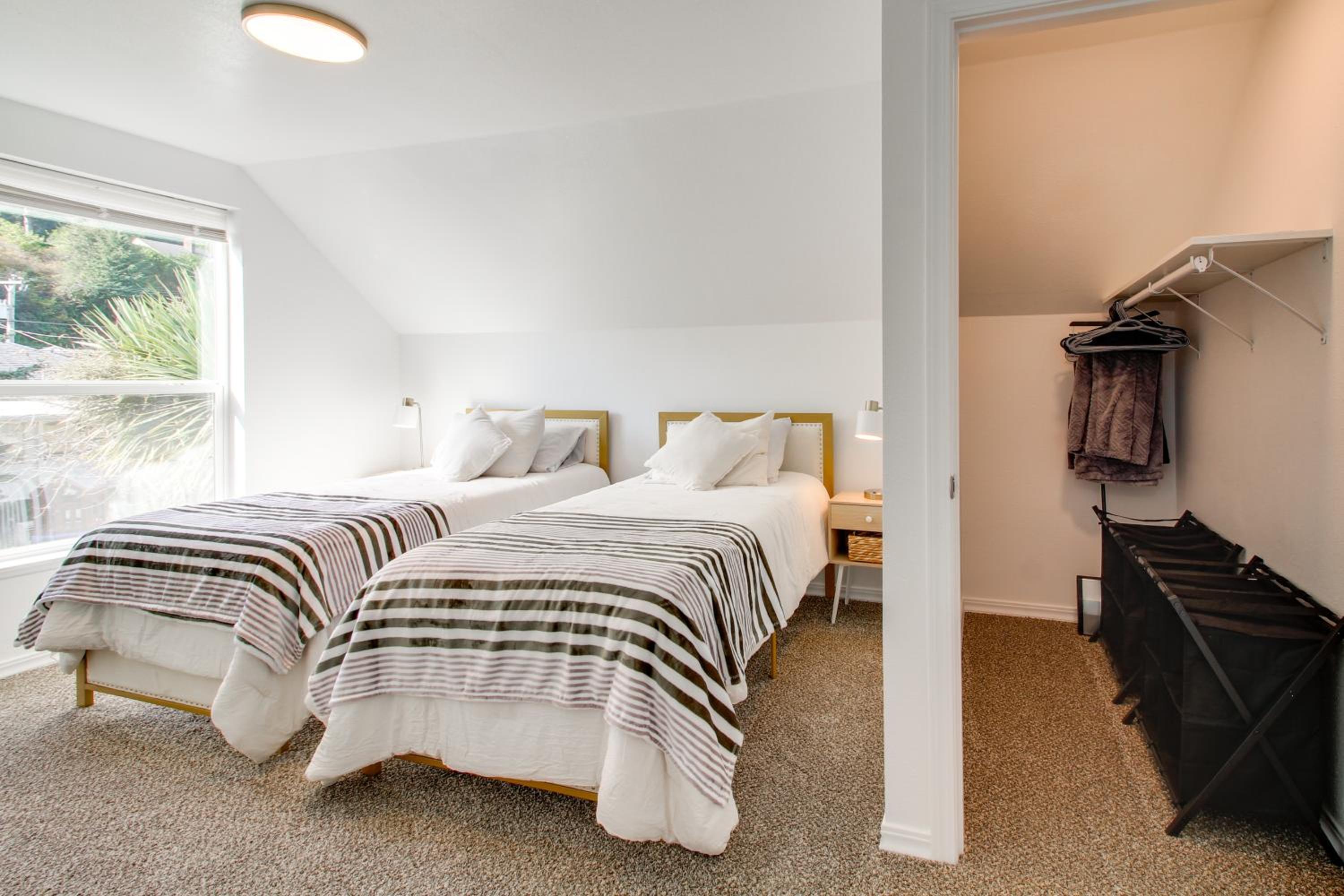 1 Mi to Dtwn Coos Bay Sleek Apt with Deck and Views!