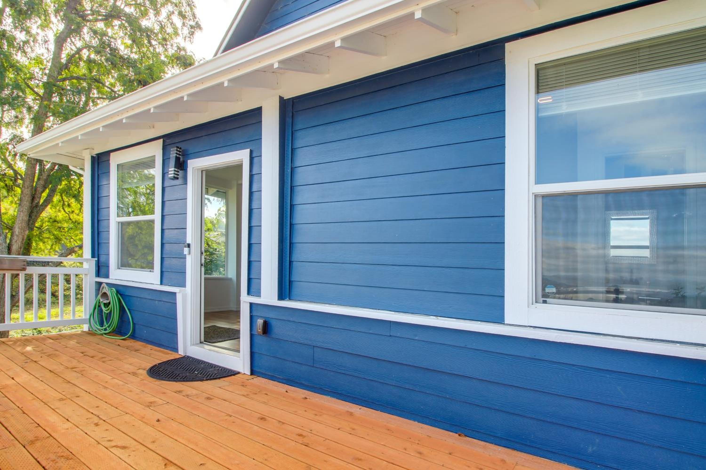 1 Mi to Dtwn Coos Bay Sleek Apt with Deck and Views!