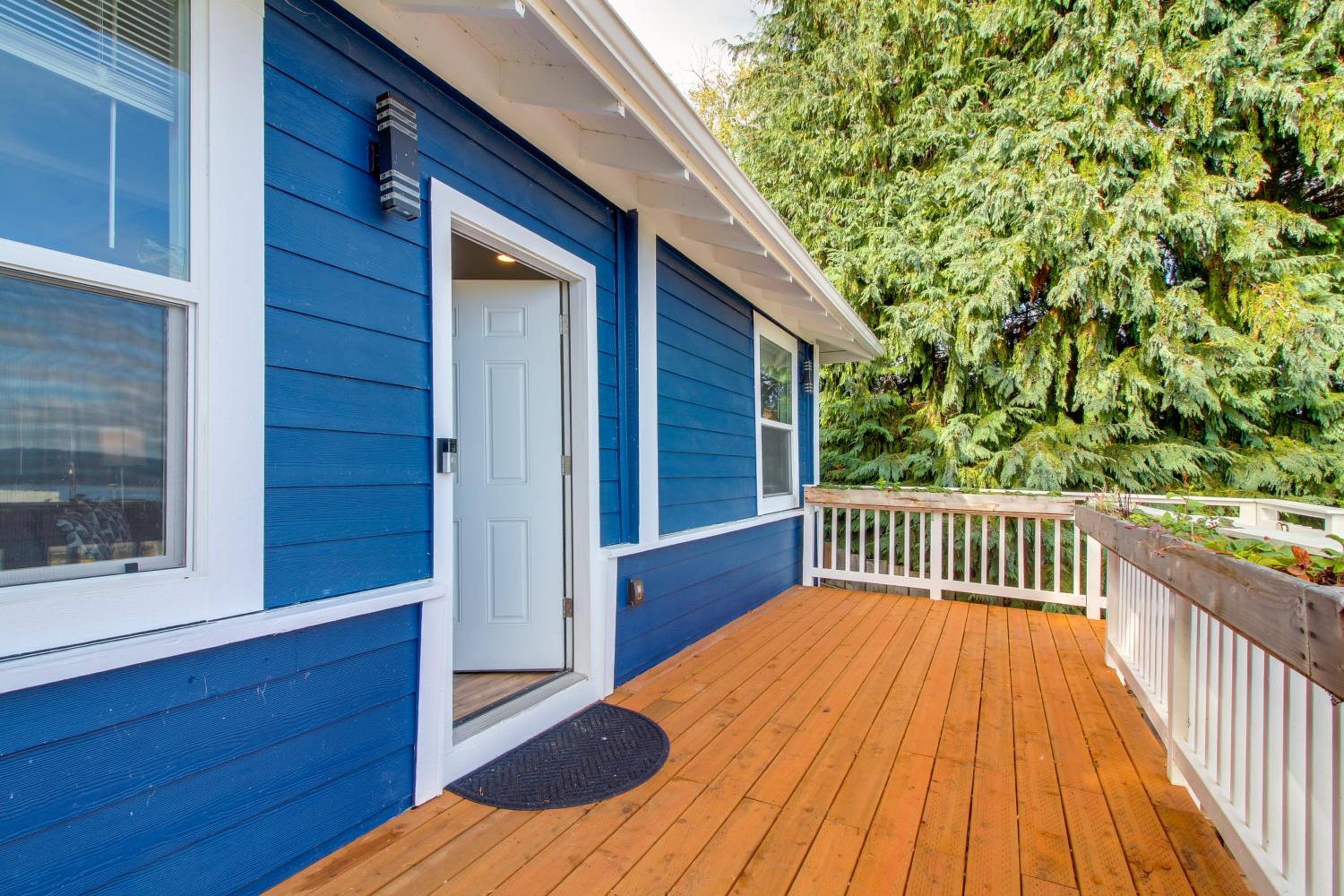 1 Mi to Dtwn Coos Bay Sleek Apt with Deck and Views!