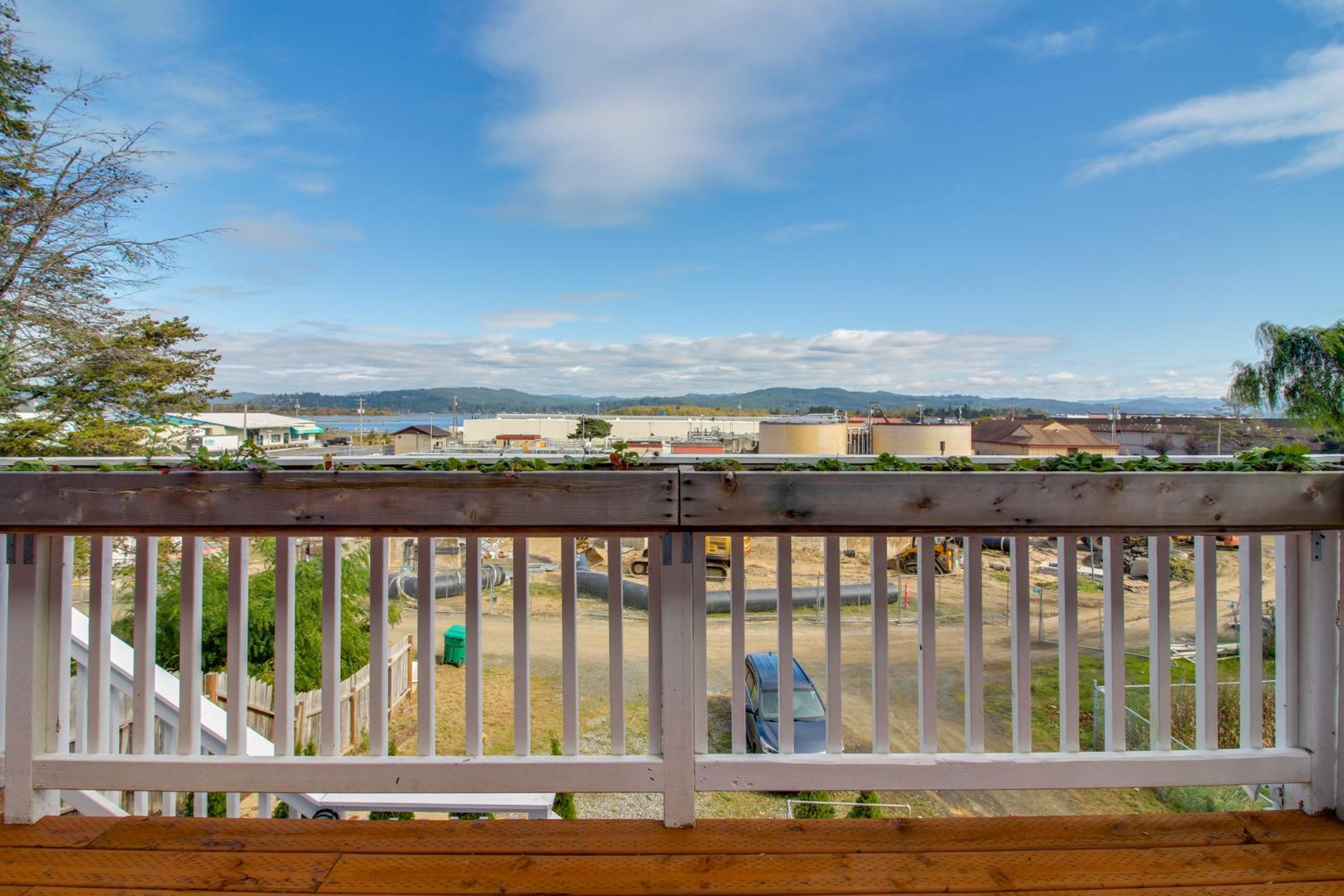 1 Mi to Dtwn Coos Bay Sleek Apt with Deck and Views!