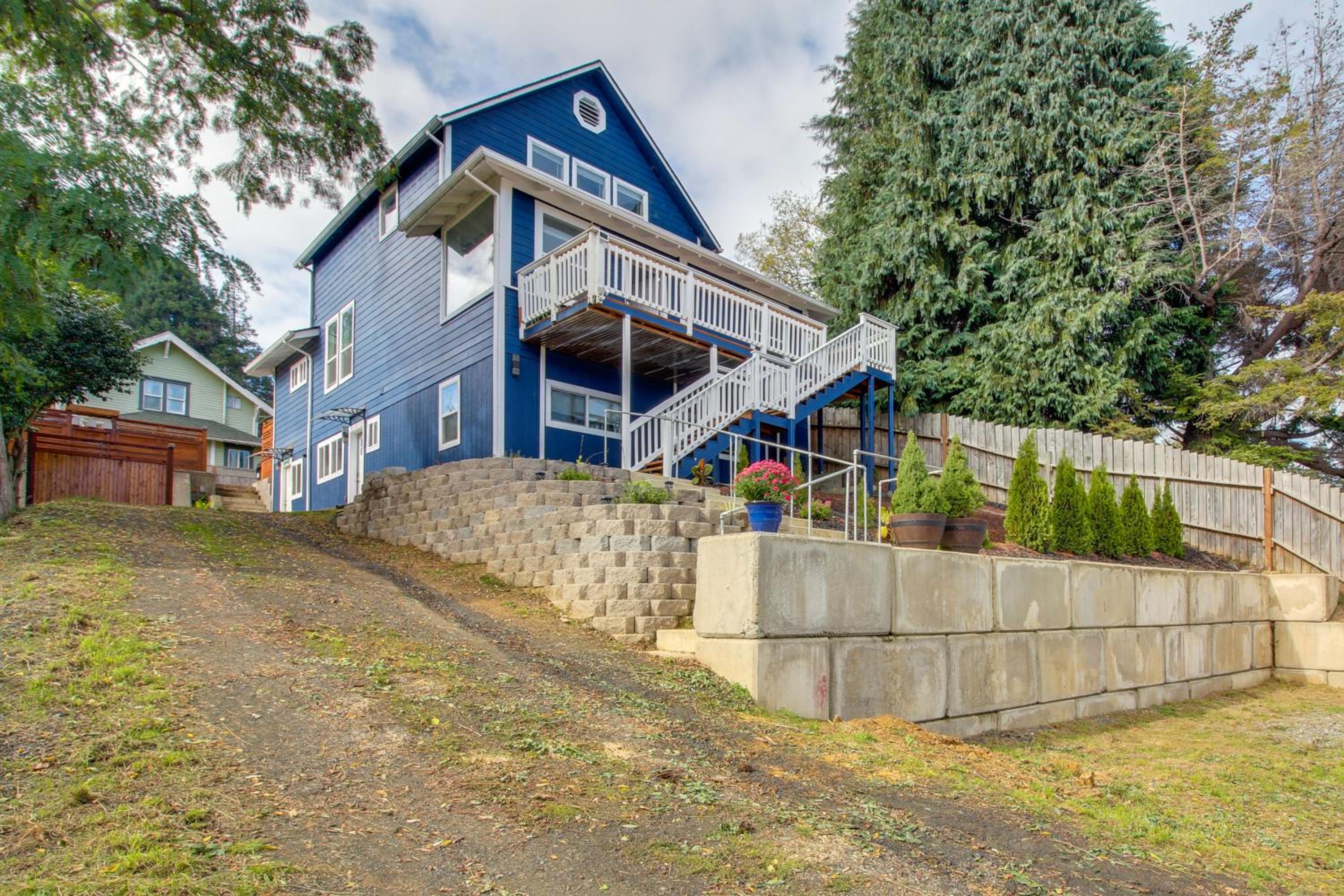 1 Mi to Dtwn Coos Bay Sleek Apt with Deck and Views!