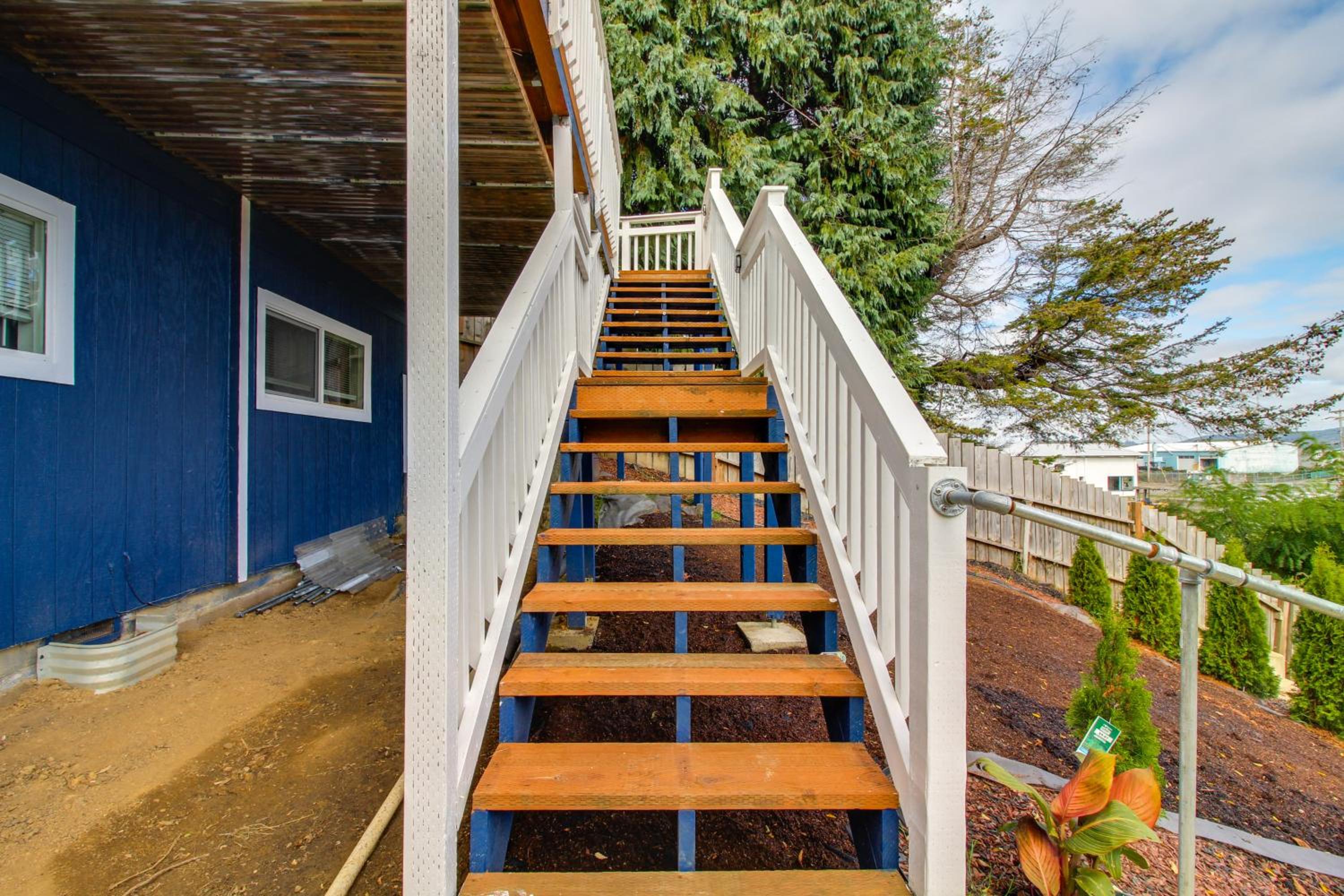 1 Mi to Dtwn Coos Bay Sleek Apt with Deck and Views!