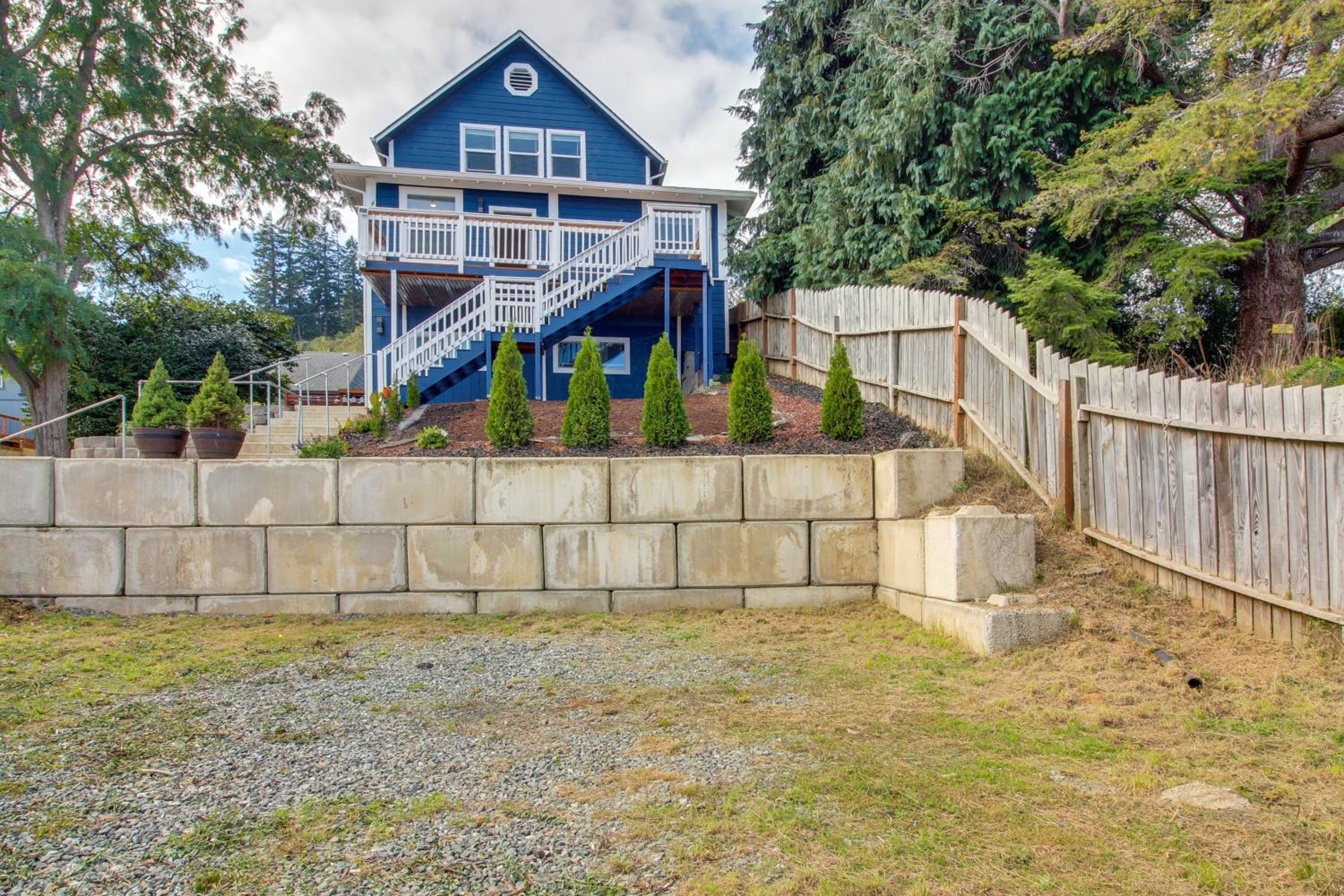 1 Mi to Dtwn Coos Bay Sleek Apt with Deck and Views!