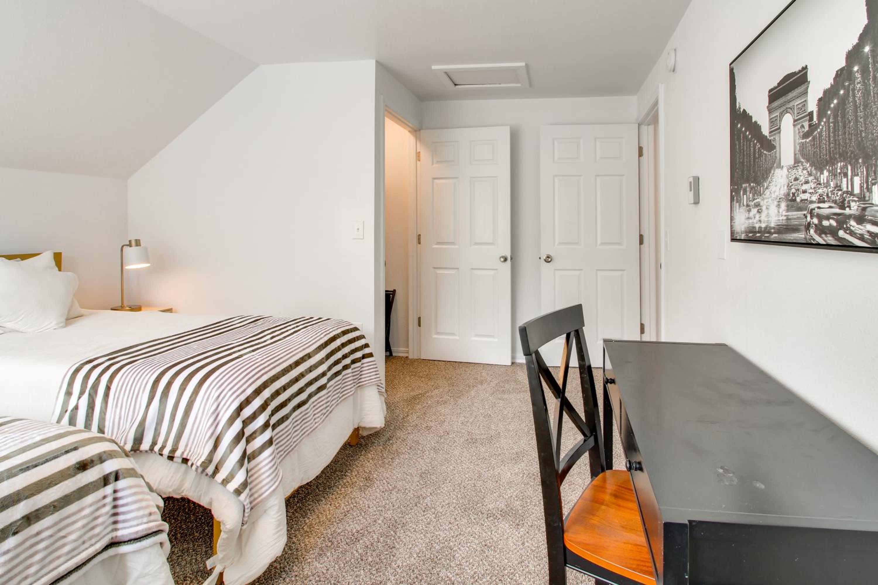 1 Mi to Dtwn Coos Bay Sleek Apt with Deck and Views!