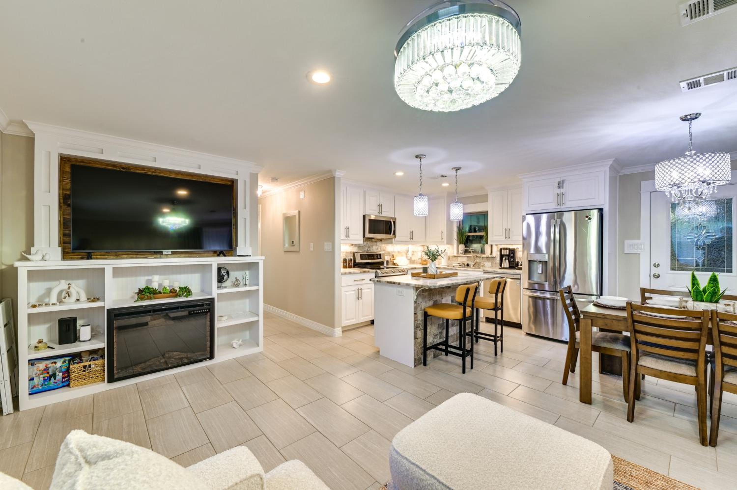 Walk to Frisco Commons Park Modern Home with Patio