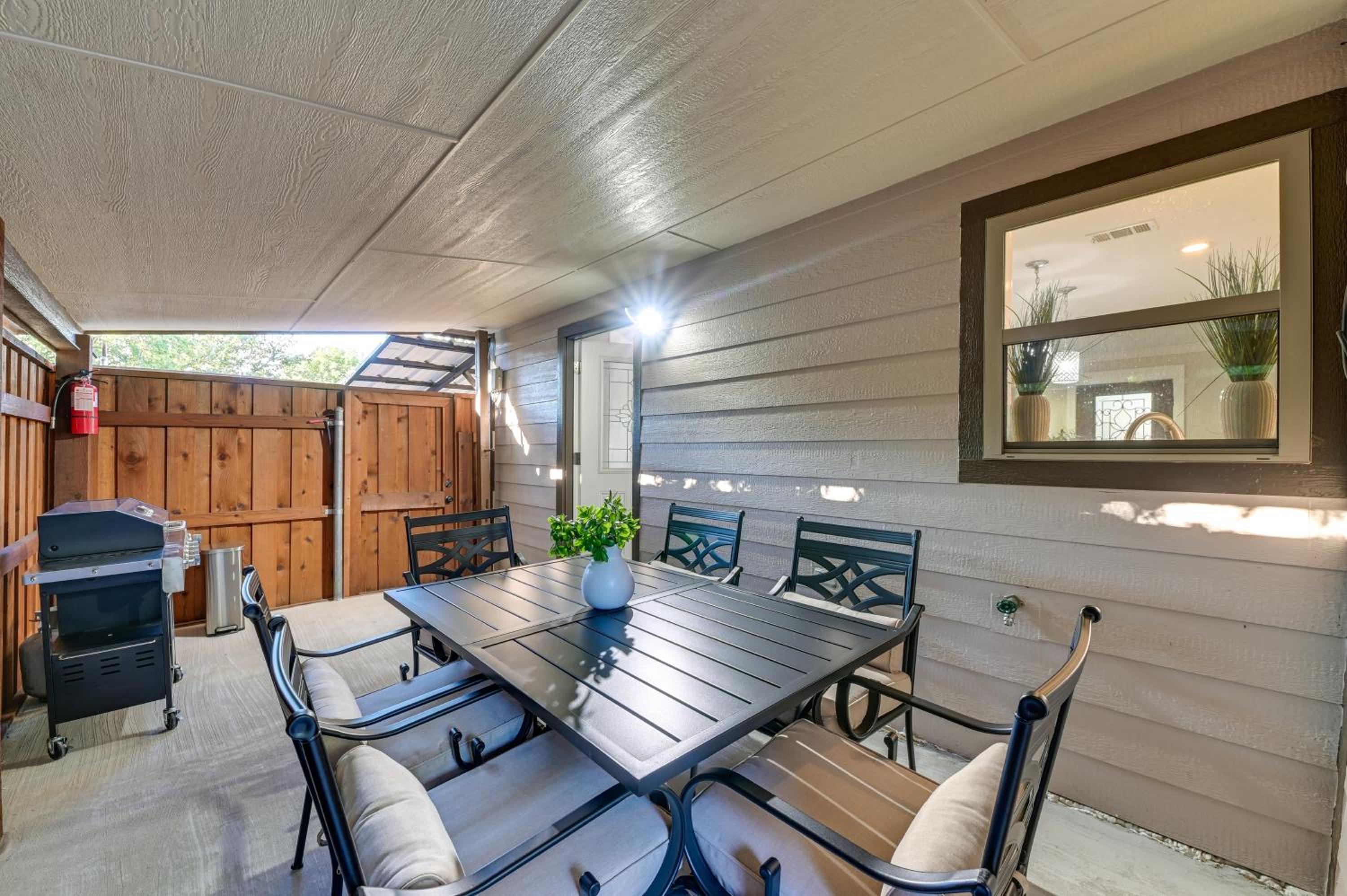 Walk to Frisco Commons Park Modern Home with Patio