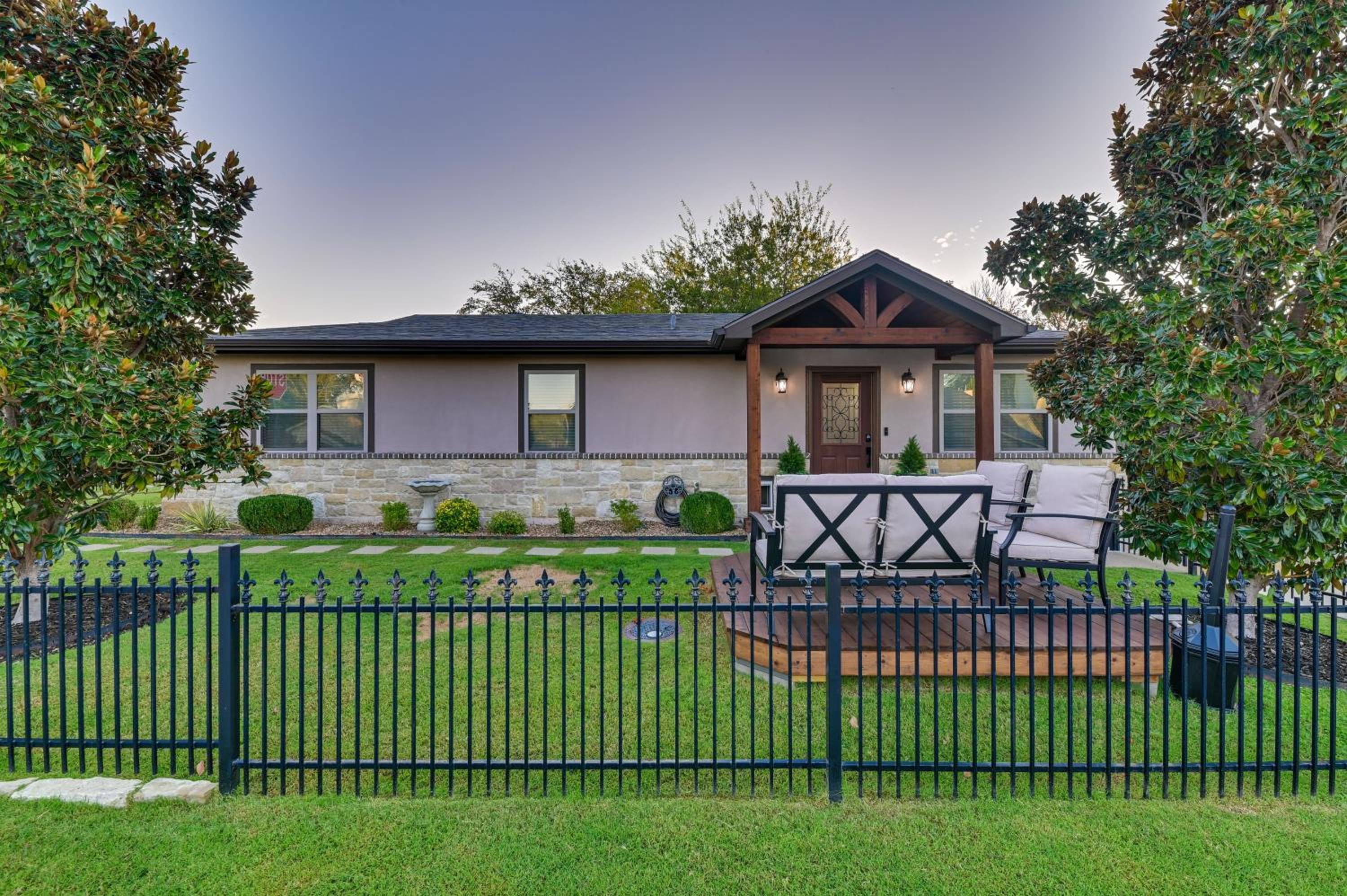 Walk to Frisco Commons Park Modern Home with Patio