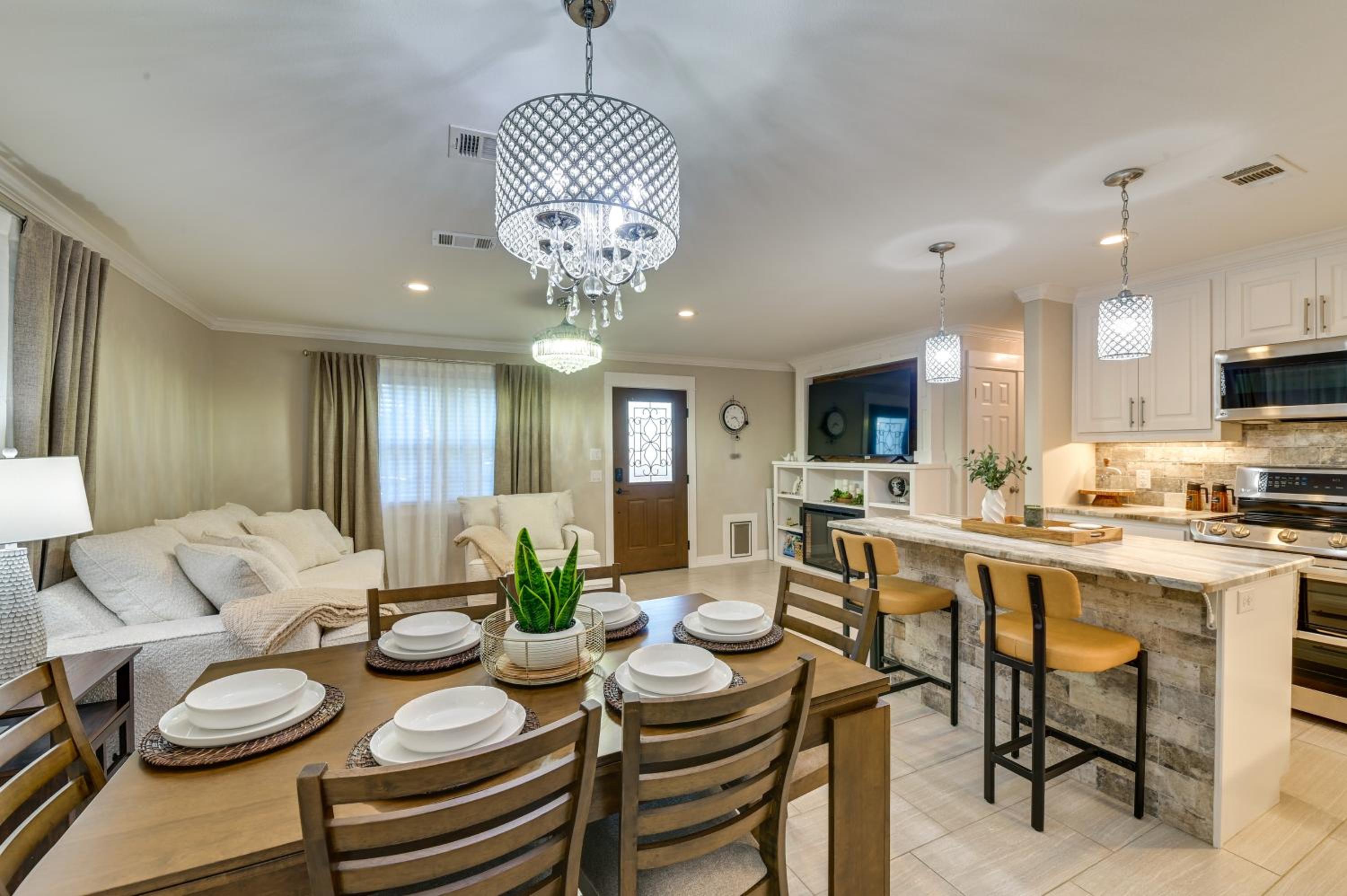 Walk to Frisco Commons Park Modern Home with Patio