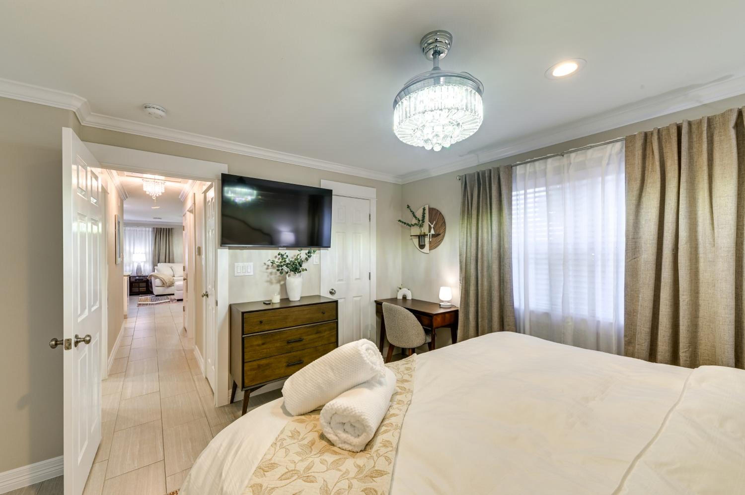 Walk to Frisco Commons Park Modern Home with Patio