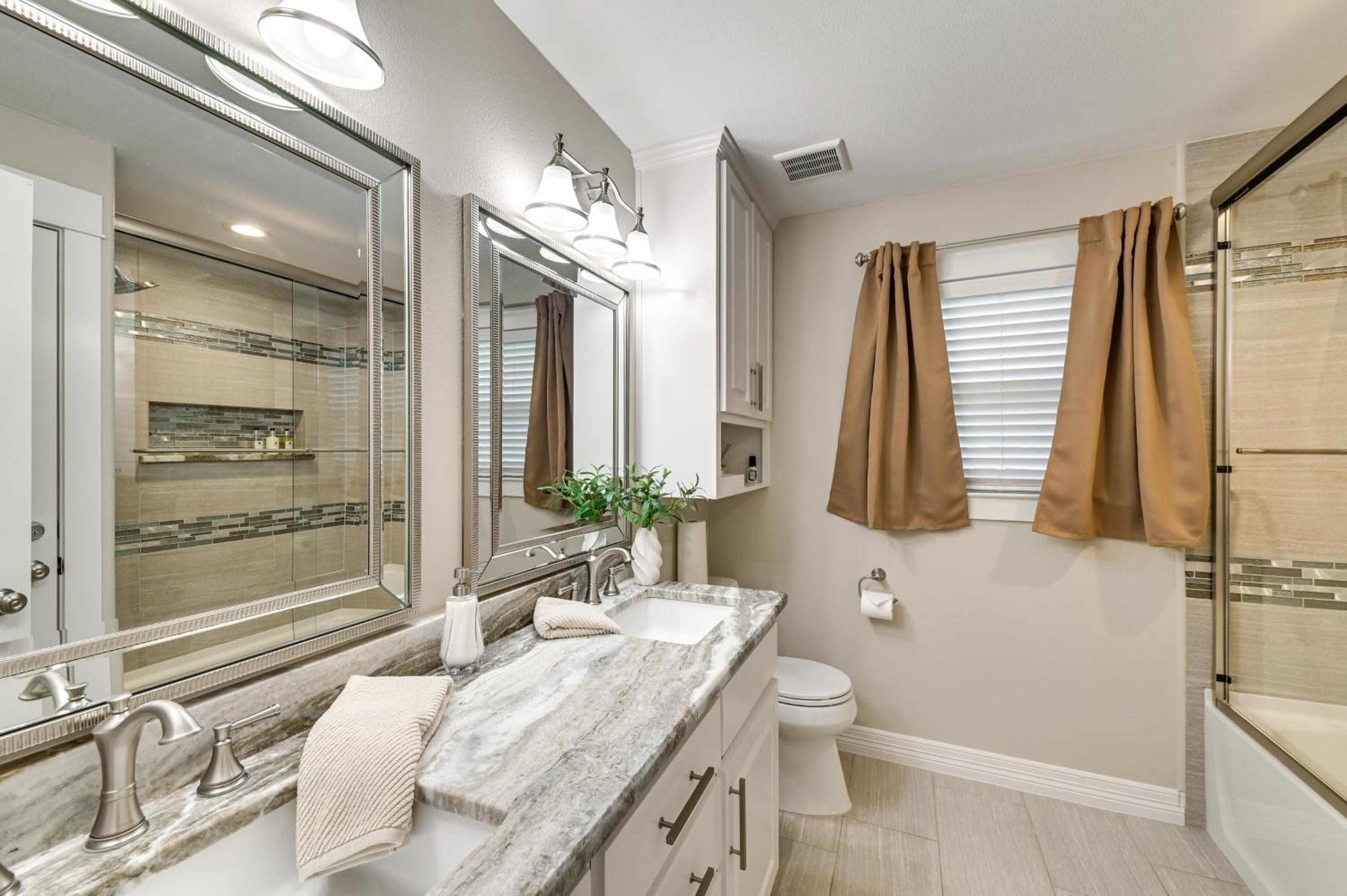 Walk to Frisco Commons Park Modern Home with Patio