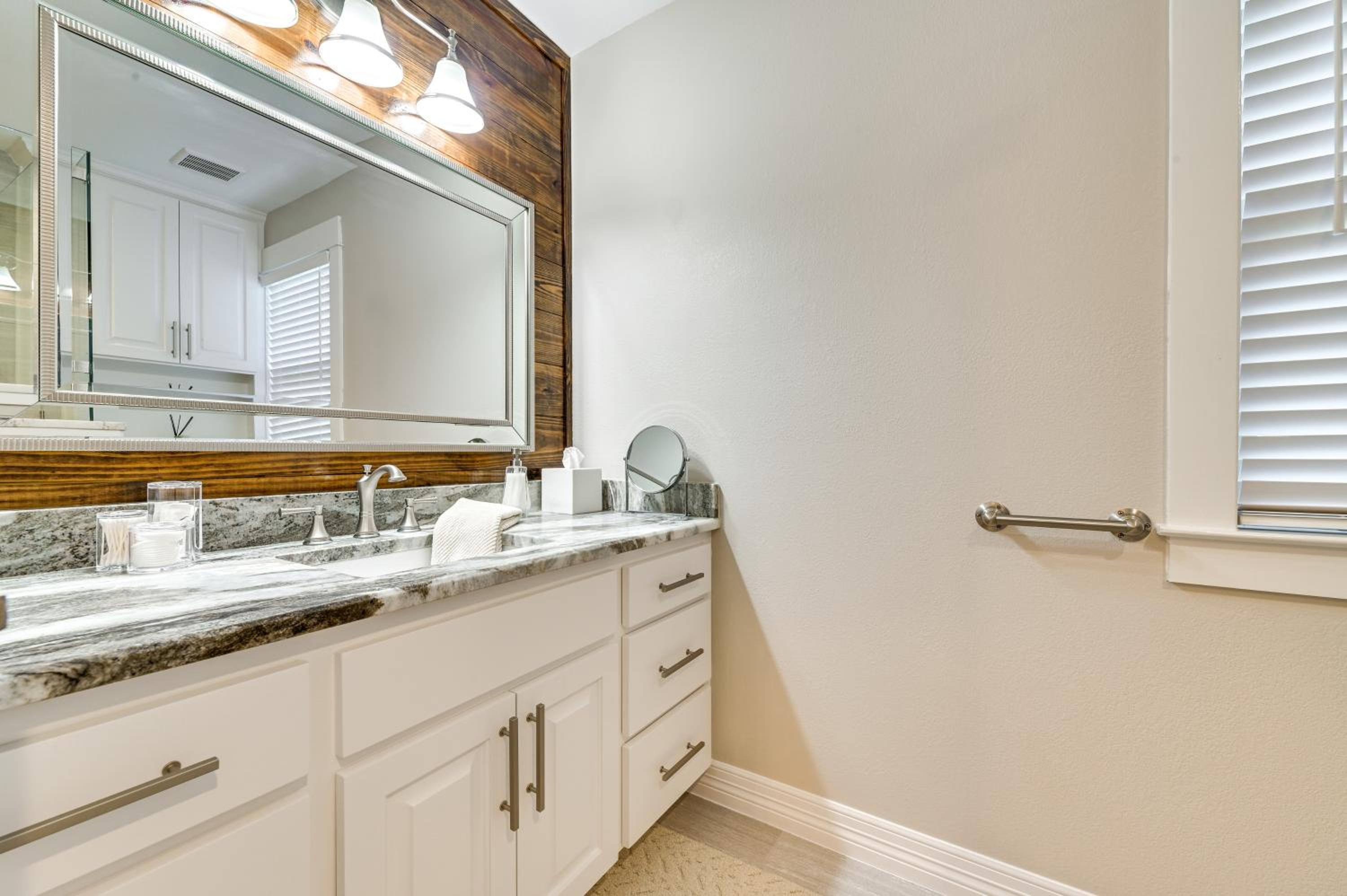 Walk to Frisco Commons Park Modern Home with Patio