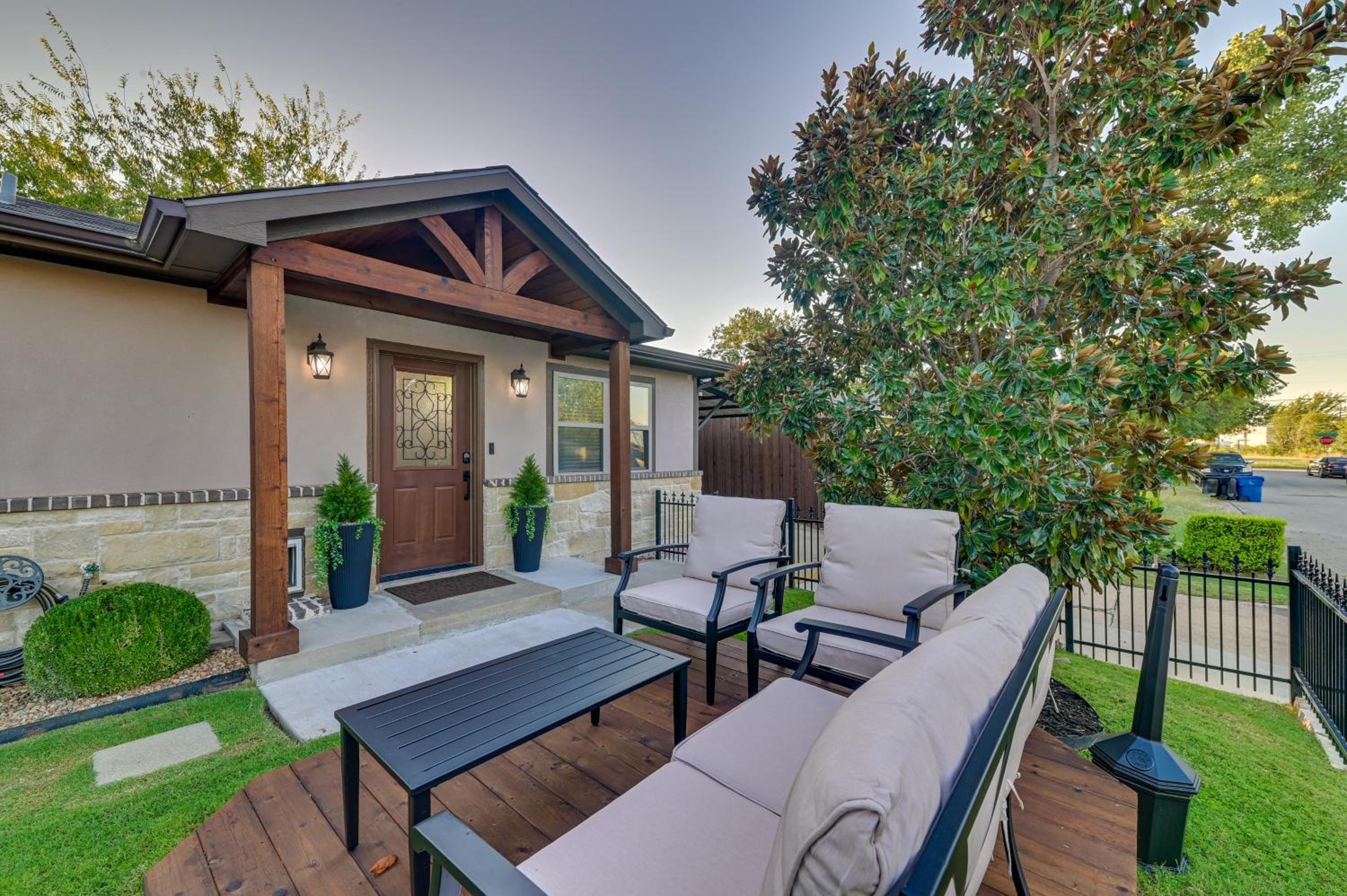 Walk to Frisco Commons Park Modern Home with Patio