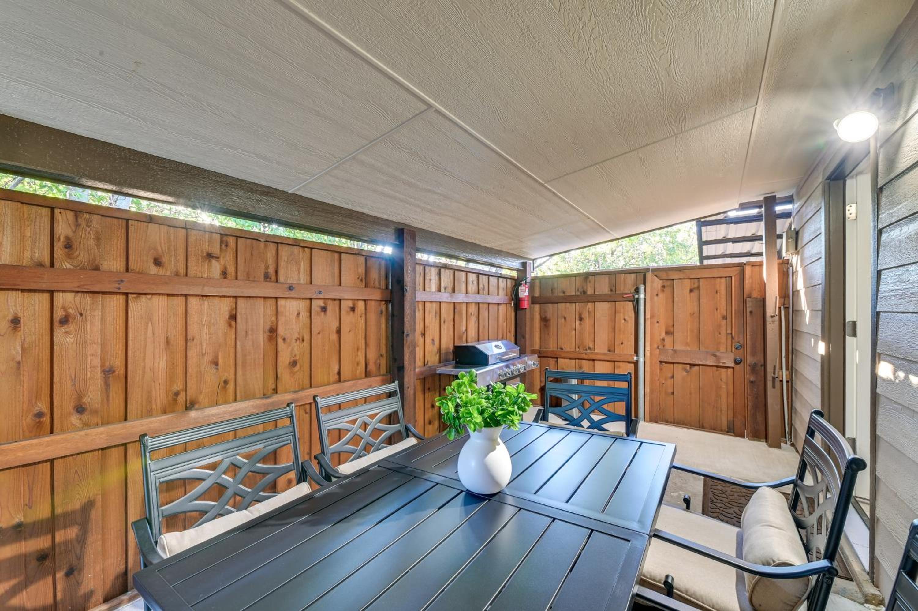 Walk to Frisco Commons Park Modern Home with Patio
