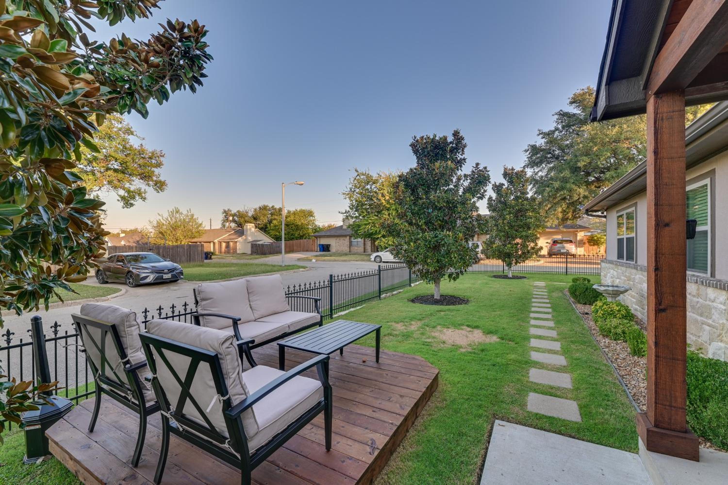 Walk to Frisco Commons Park Modern Home with Patio