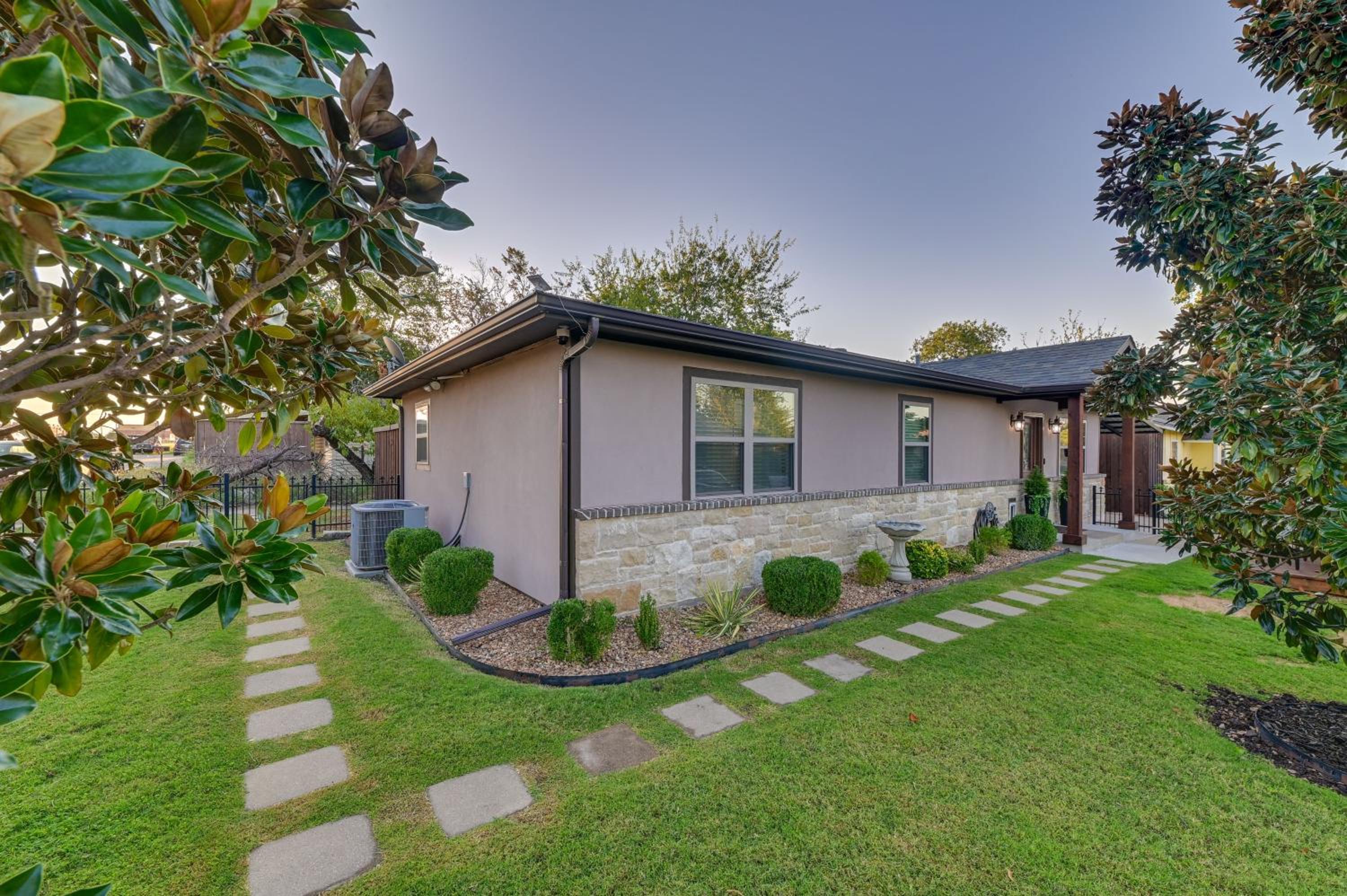 Walk to Frisco Commons Park Modern Home with Patio