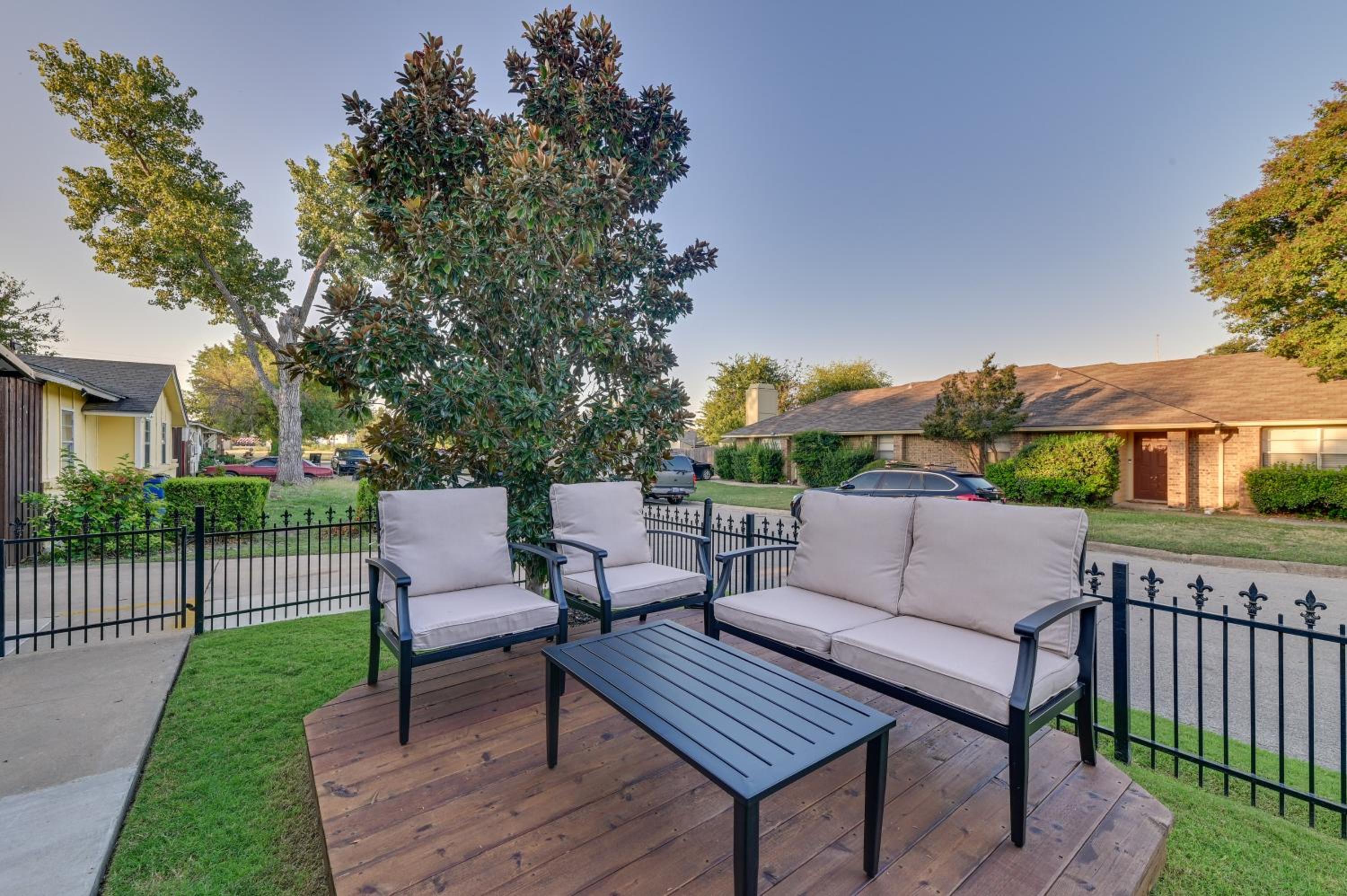 Walk to Frisco Commons Park Modern Home with Patio