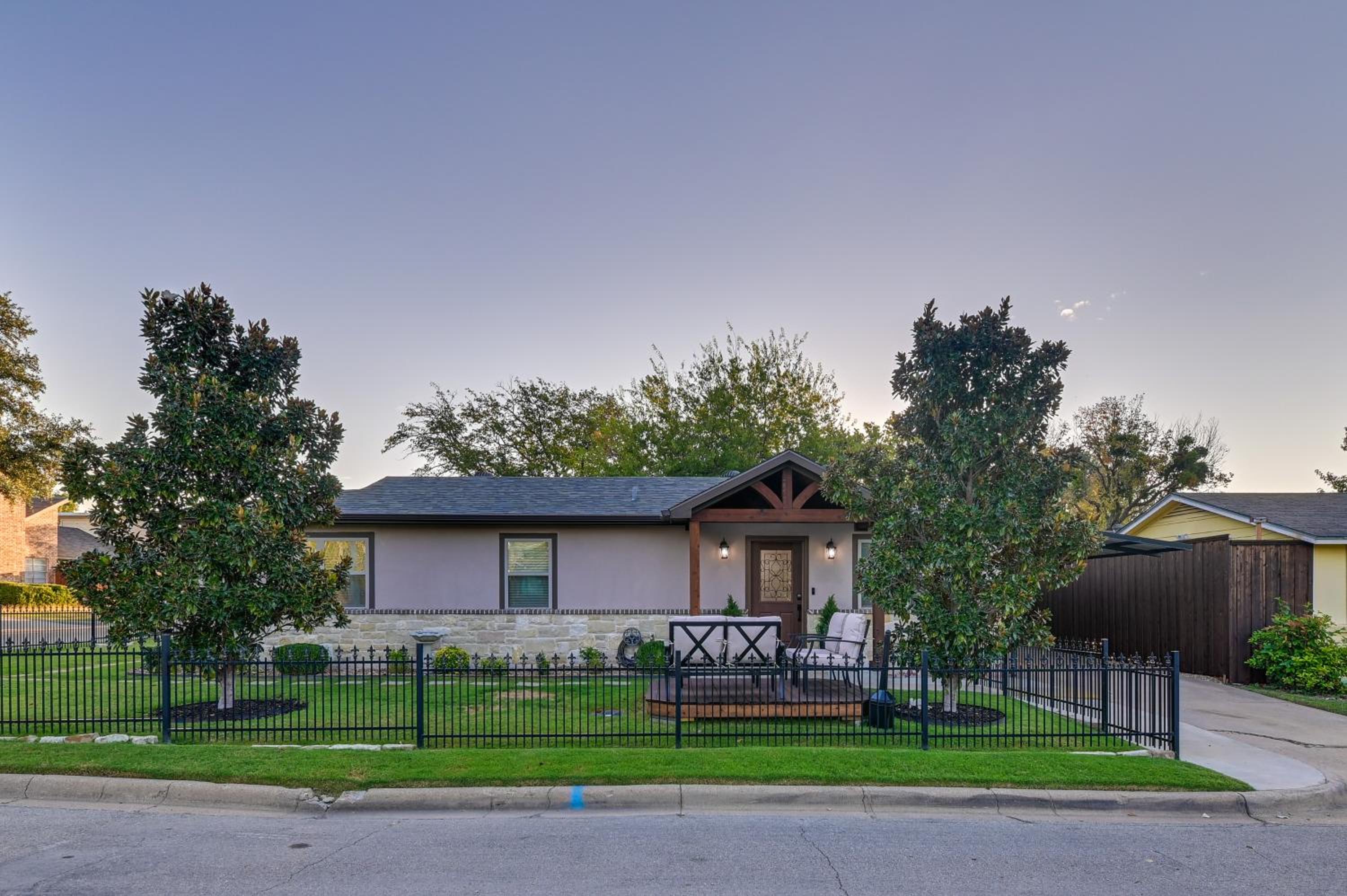 Walk to Frisco Commons Park Modern Home with Patio