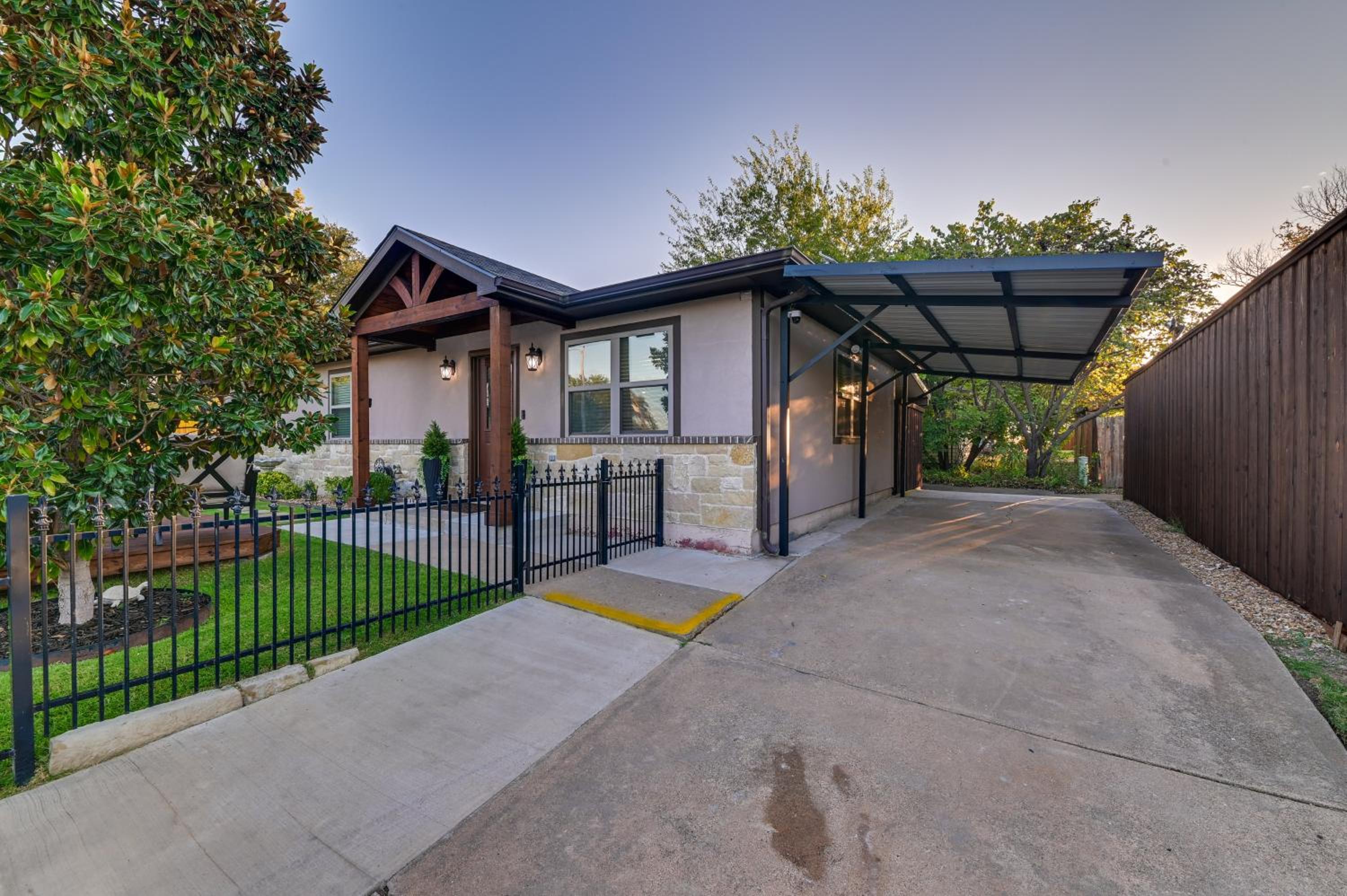 Walk to Frisco Commons Park Modern Home with Patio