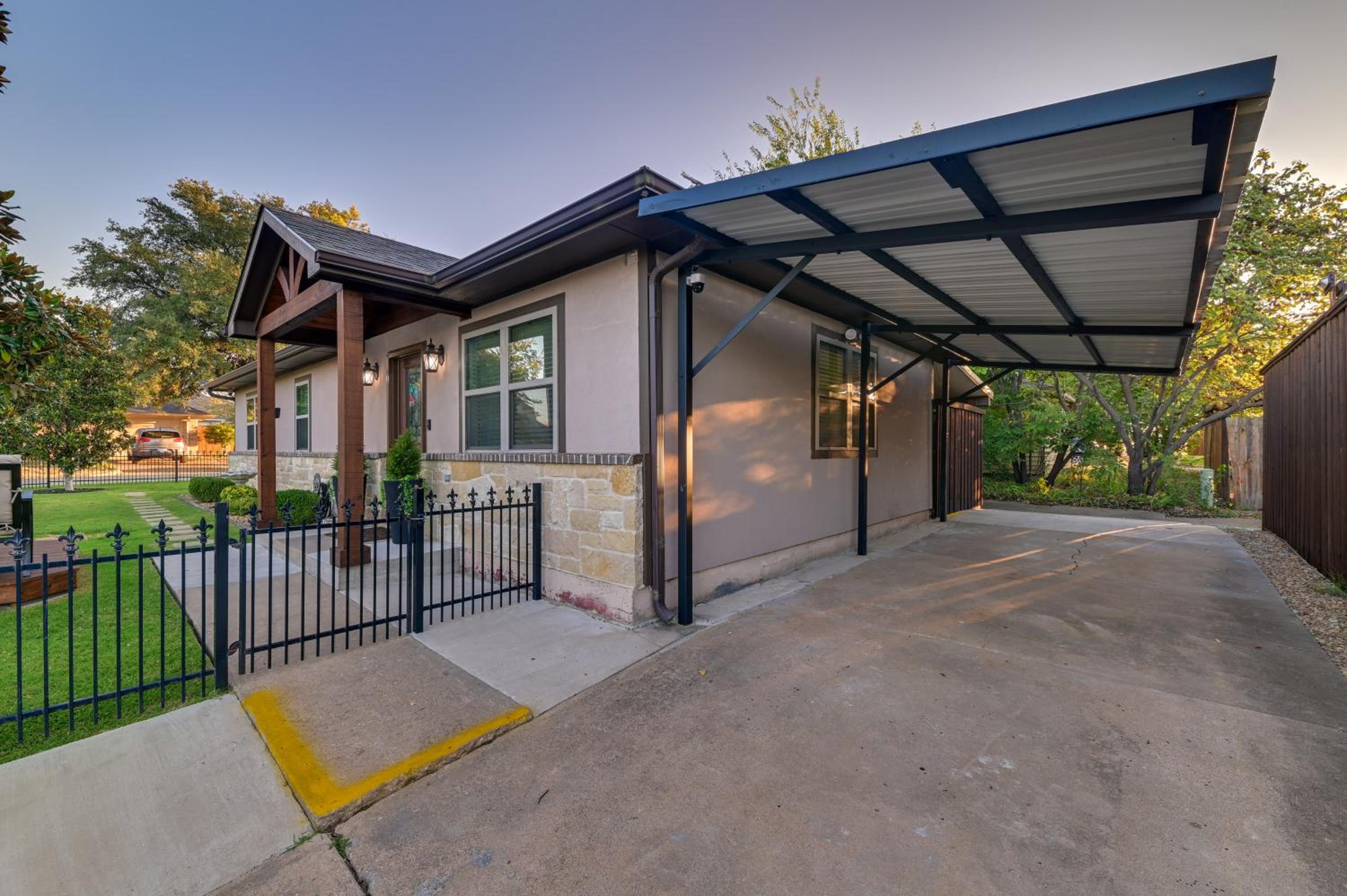Walk to Frisco Commons Park Modern Home with Patio