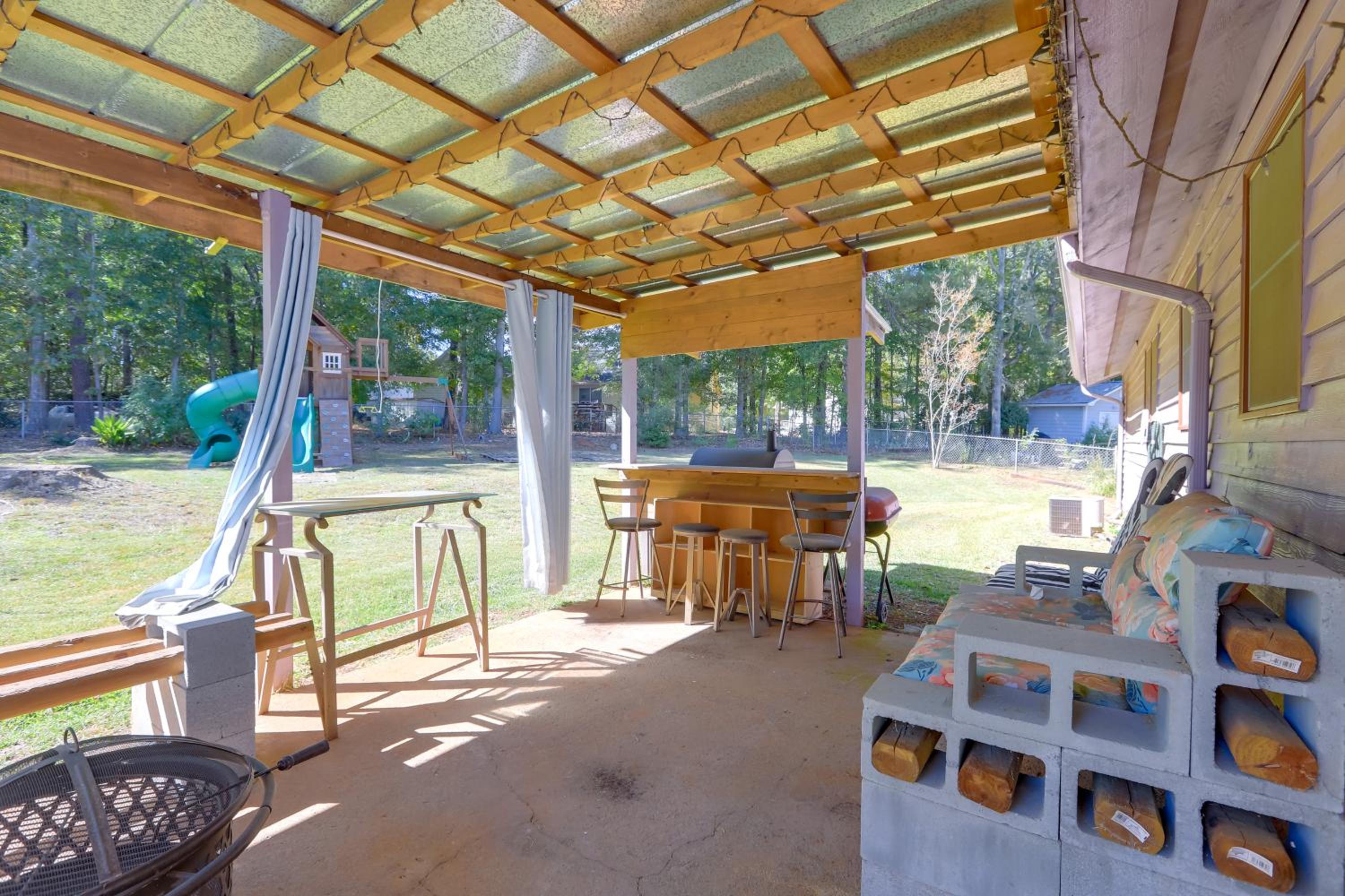 Playground and Grill Pet-Friendly Griffin Getaway!
