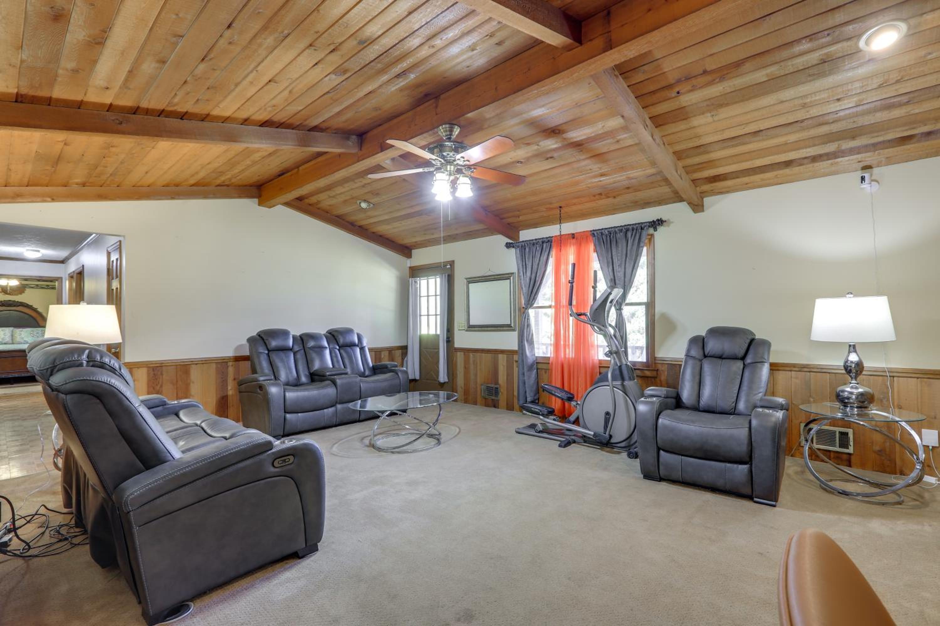 Playground and Grill Pet-Friendly Griffin Getaway!