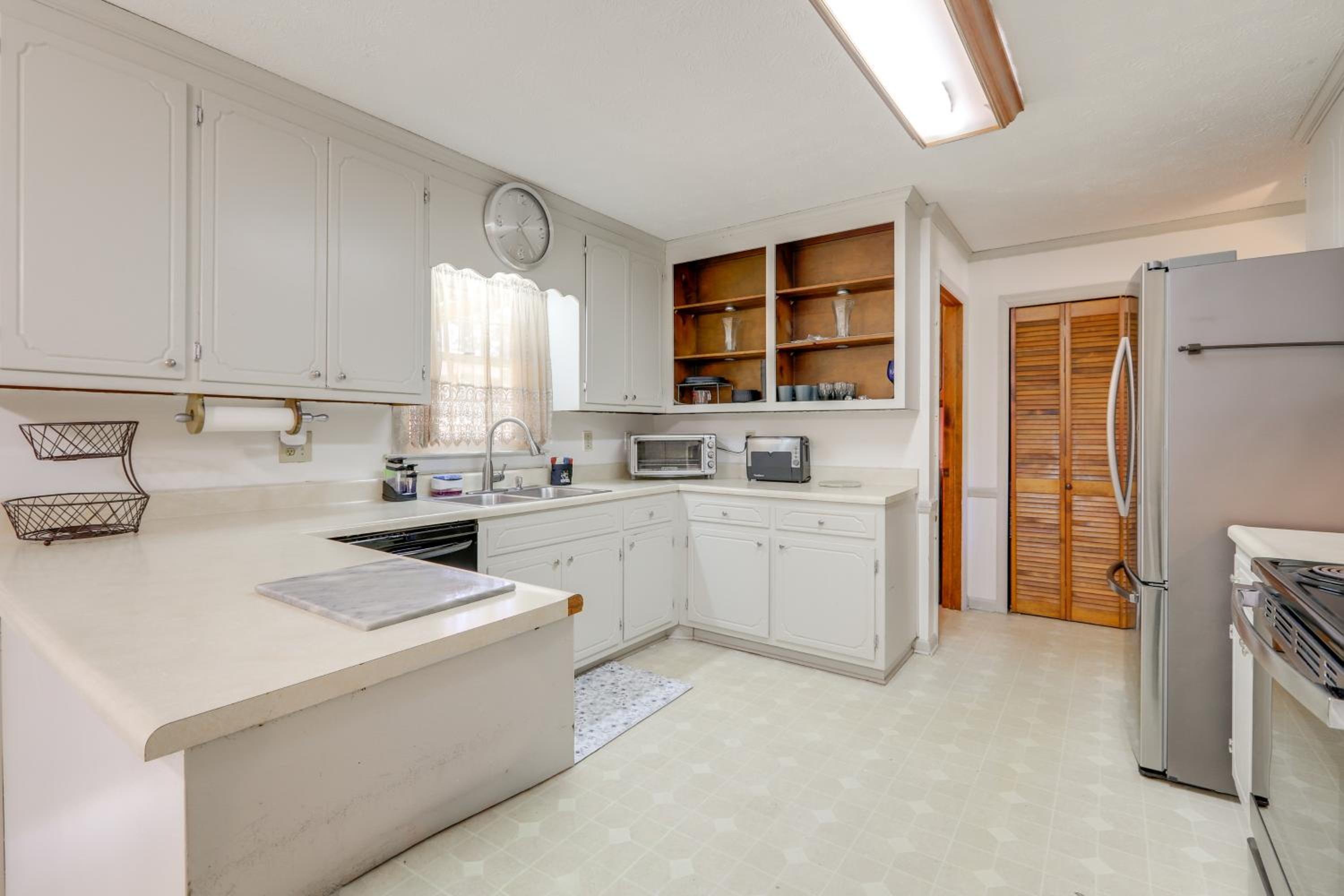 Playground and Grill Pet-Friendly Griffin Getaway!