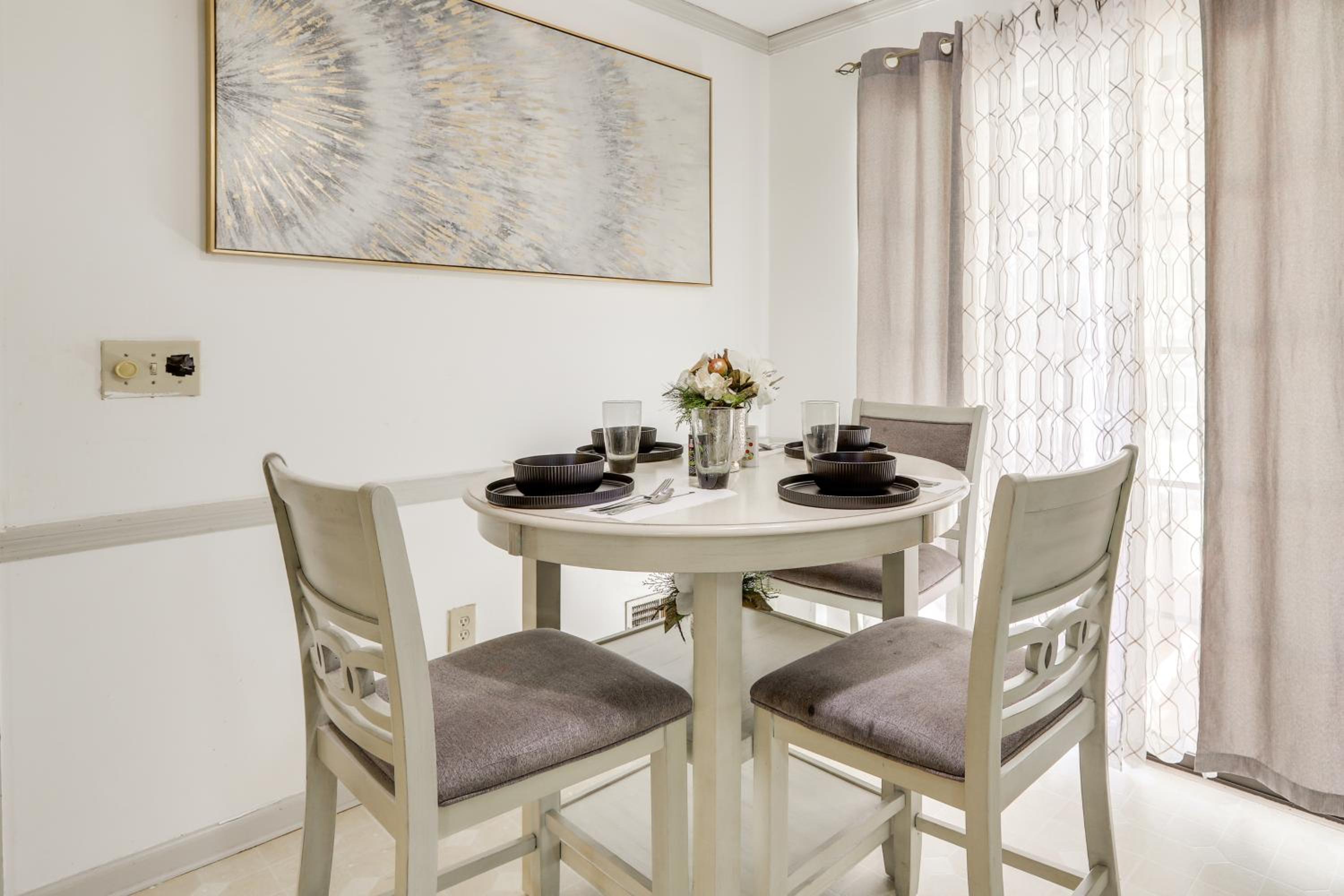 Playground and Grill Pet-Friendly Griffin Getaway!