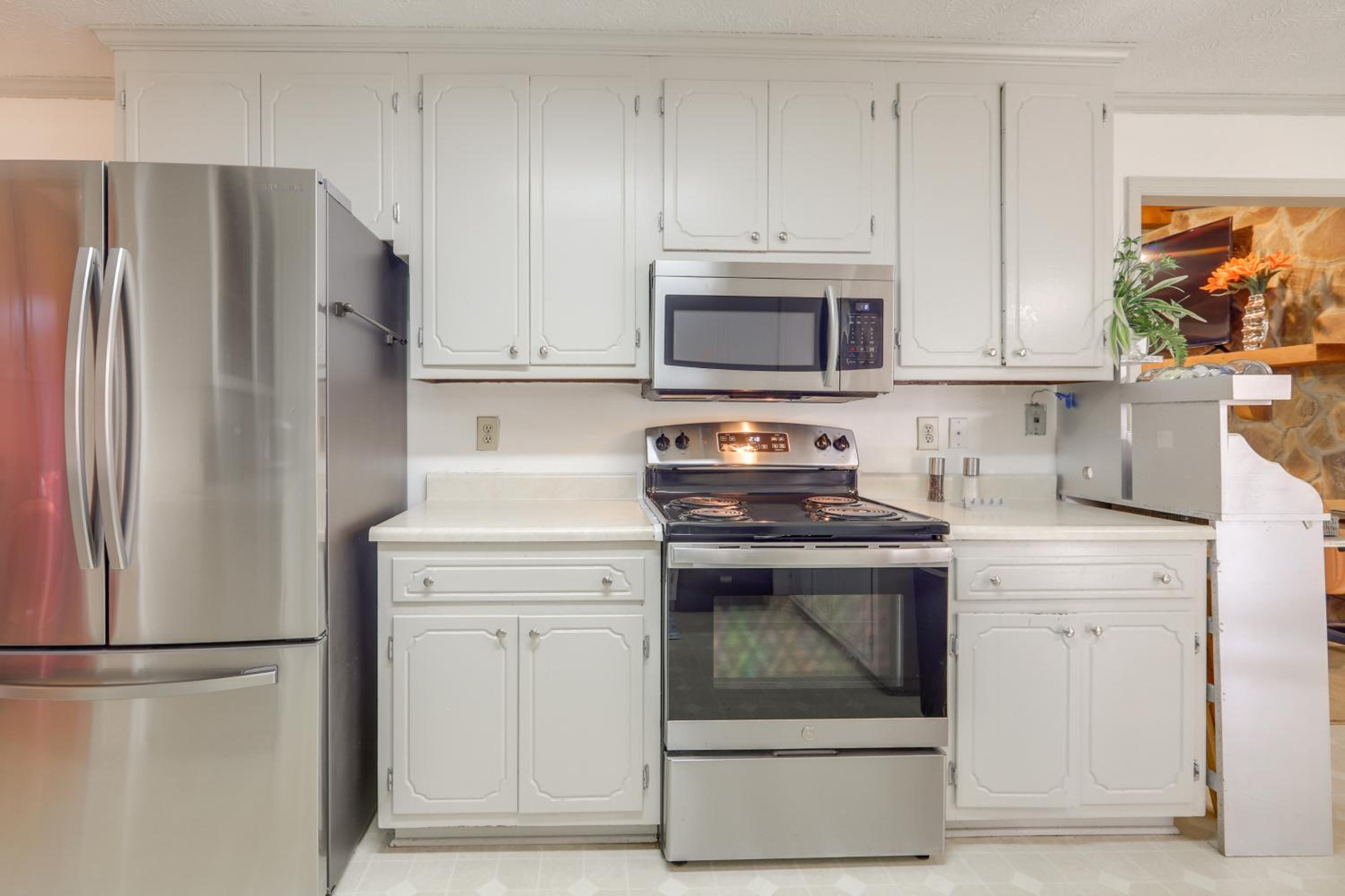 Playground and Grill Pet-Friendly Griffin Getaway!