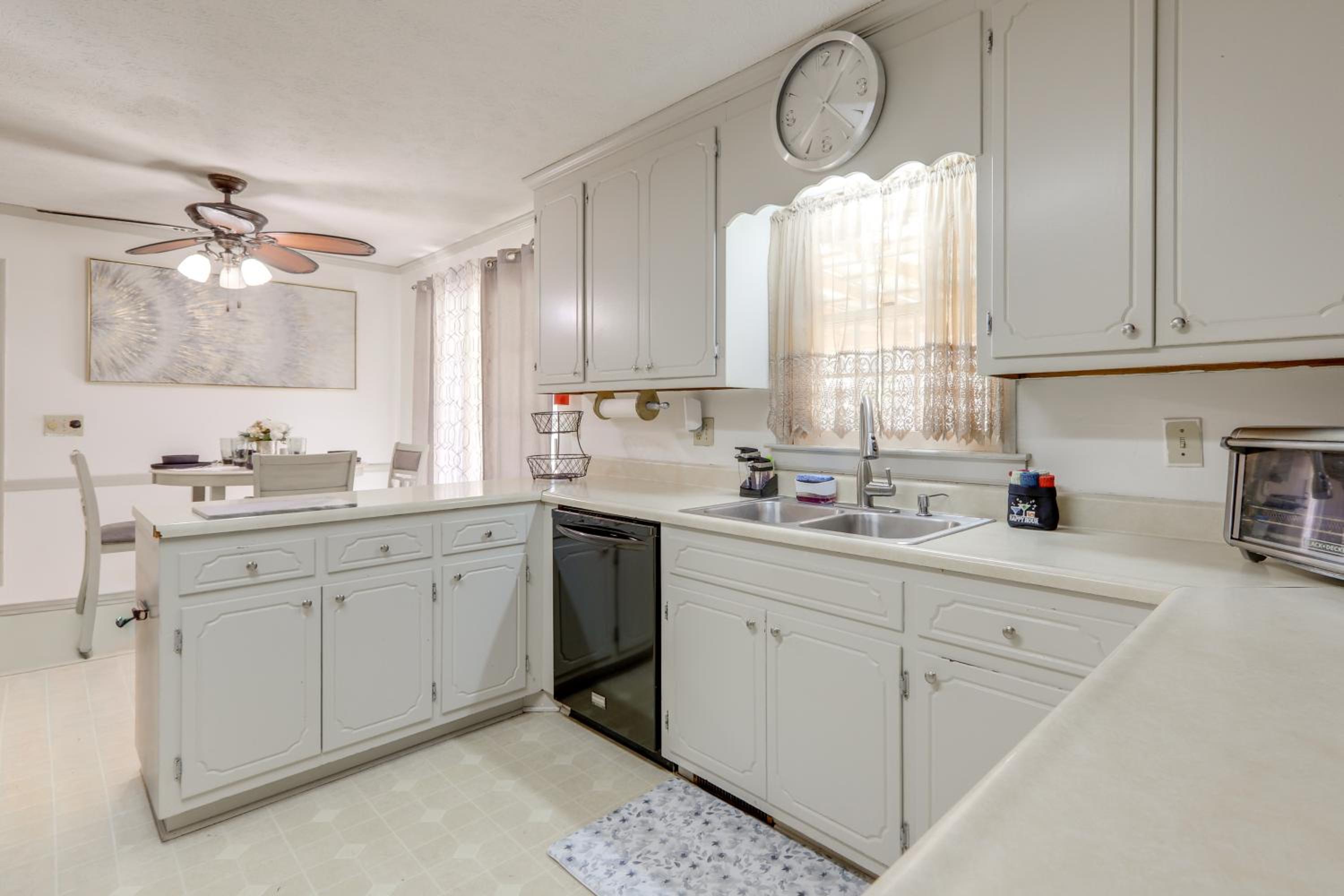 Playground and Grill Pet-Friendly Griffin Getaway!