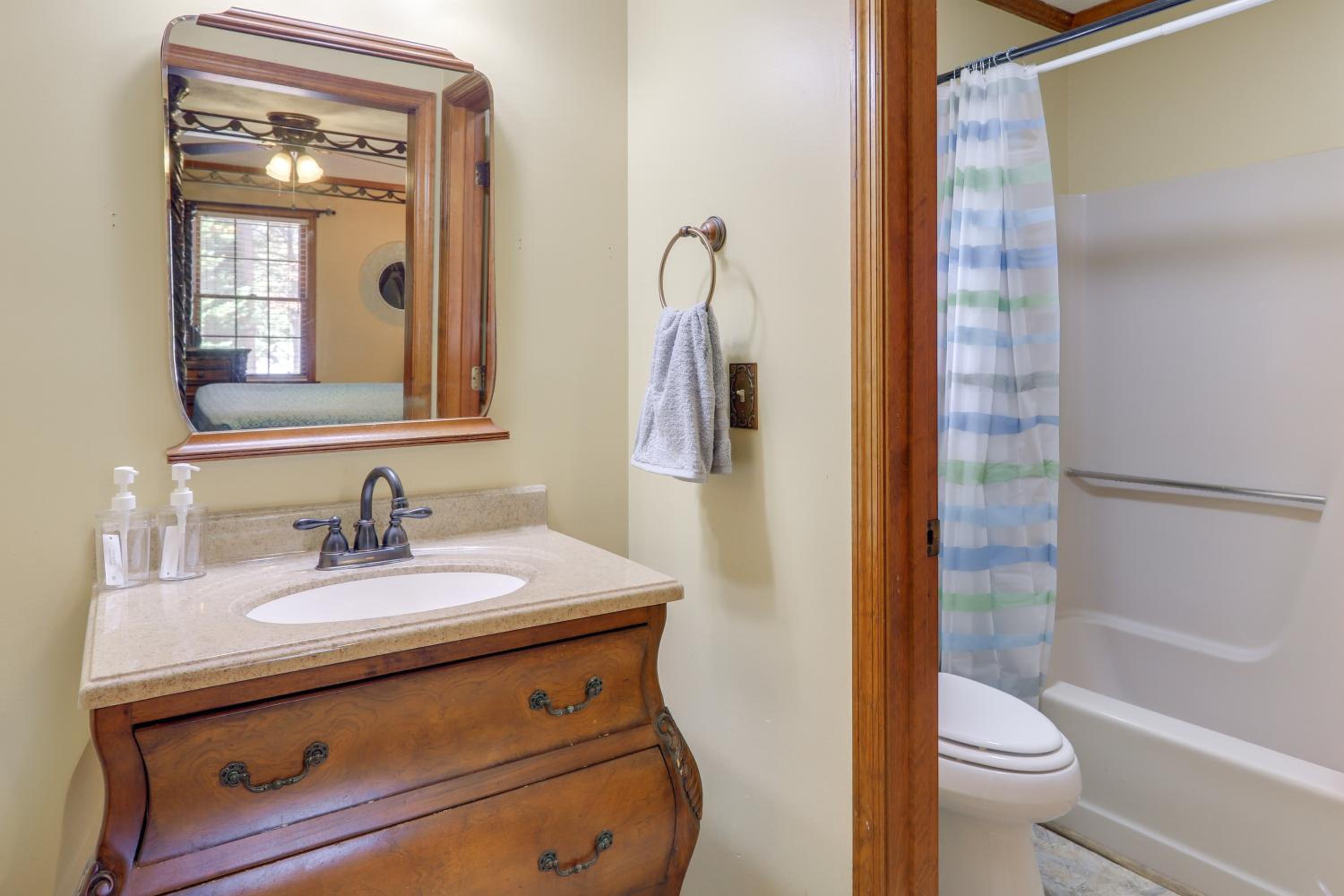 Playground and Grill Pet-Friendly Griffin Getaway!