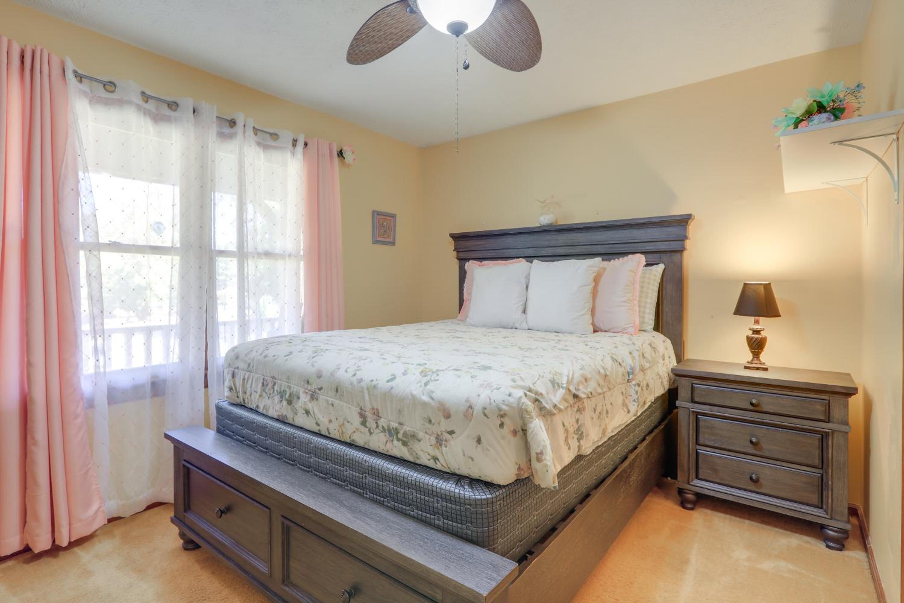Playground and Grill Pet-Friendly Griffin Getaway!