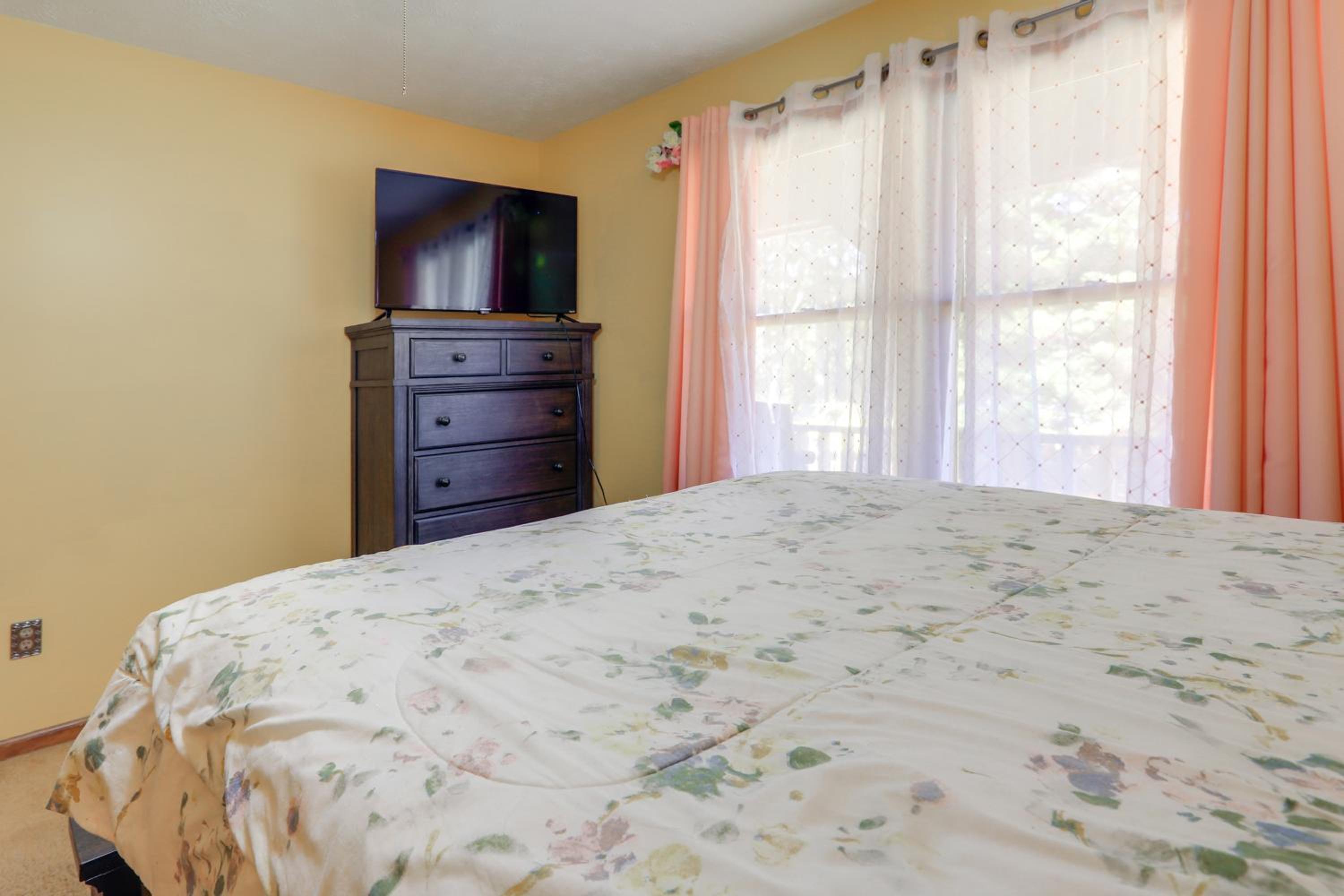 Playground and Grill Pet-Friendly Griffin Getaway!
