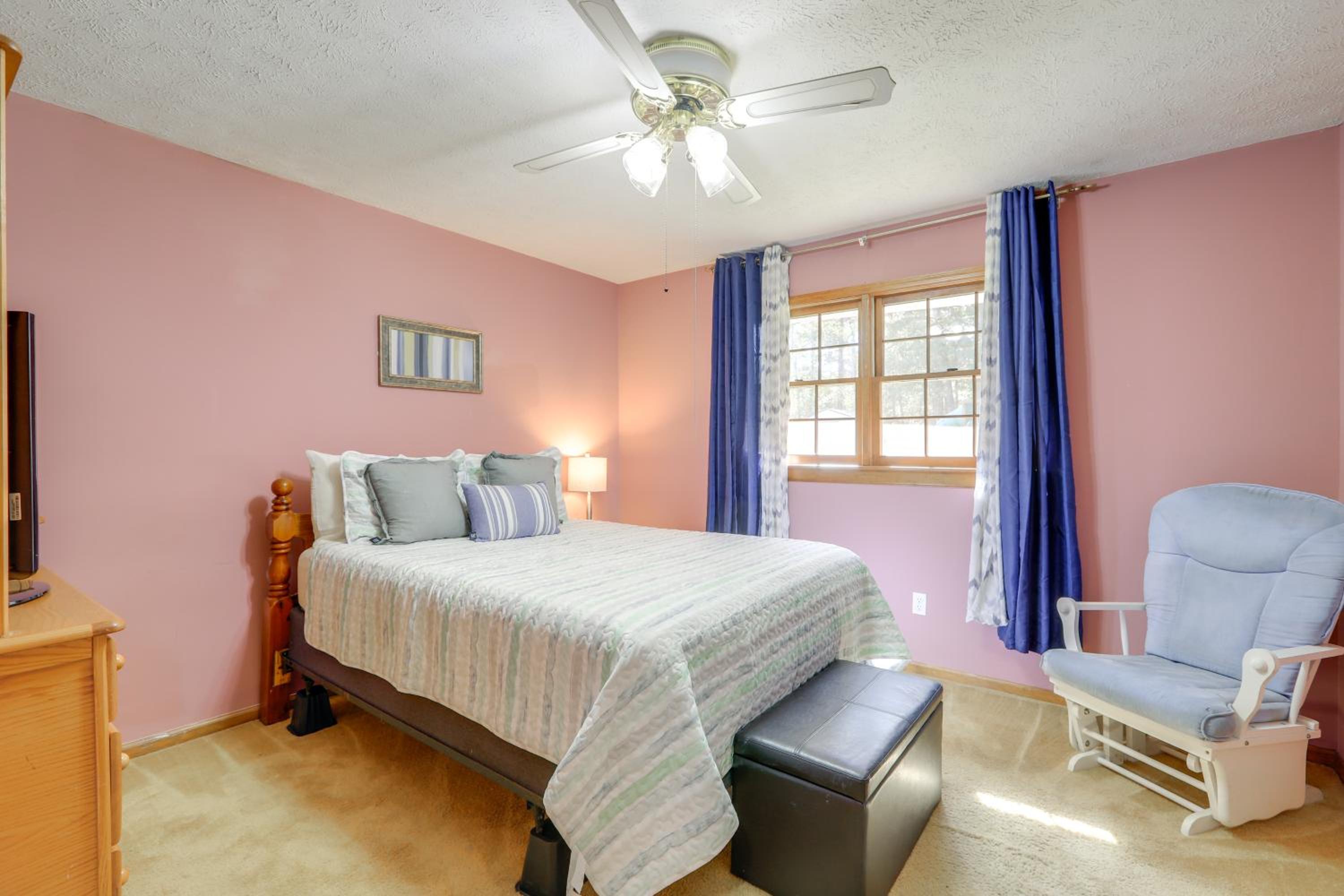 Playground and Grill Pet-Friendly Griffin Getaway!