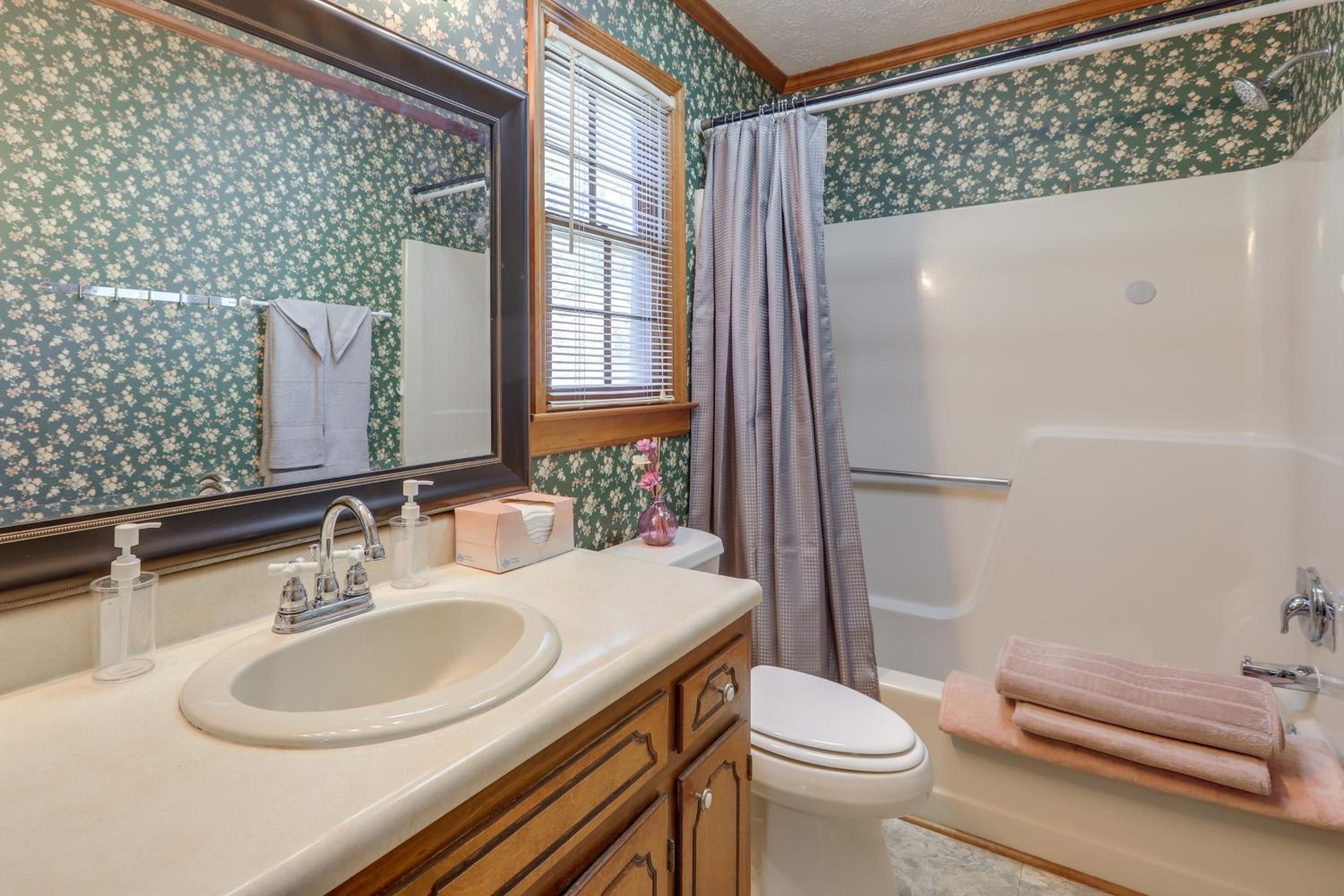 Playground and Grill Pet-Friendly Griffin Getaway!