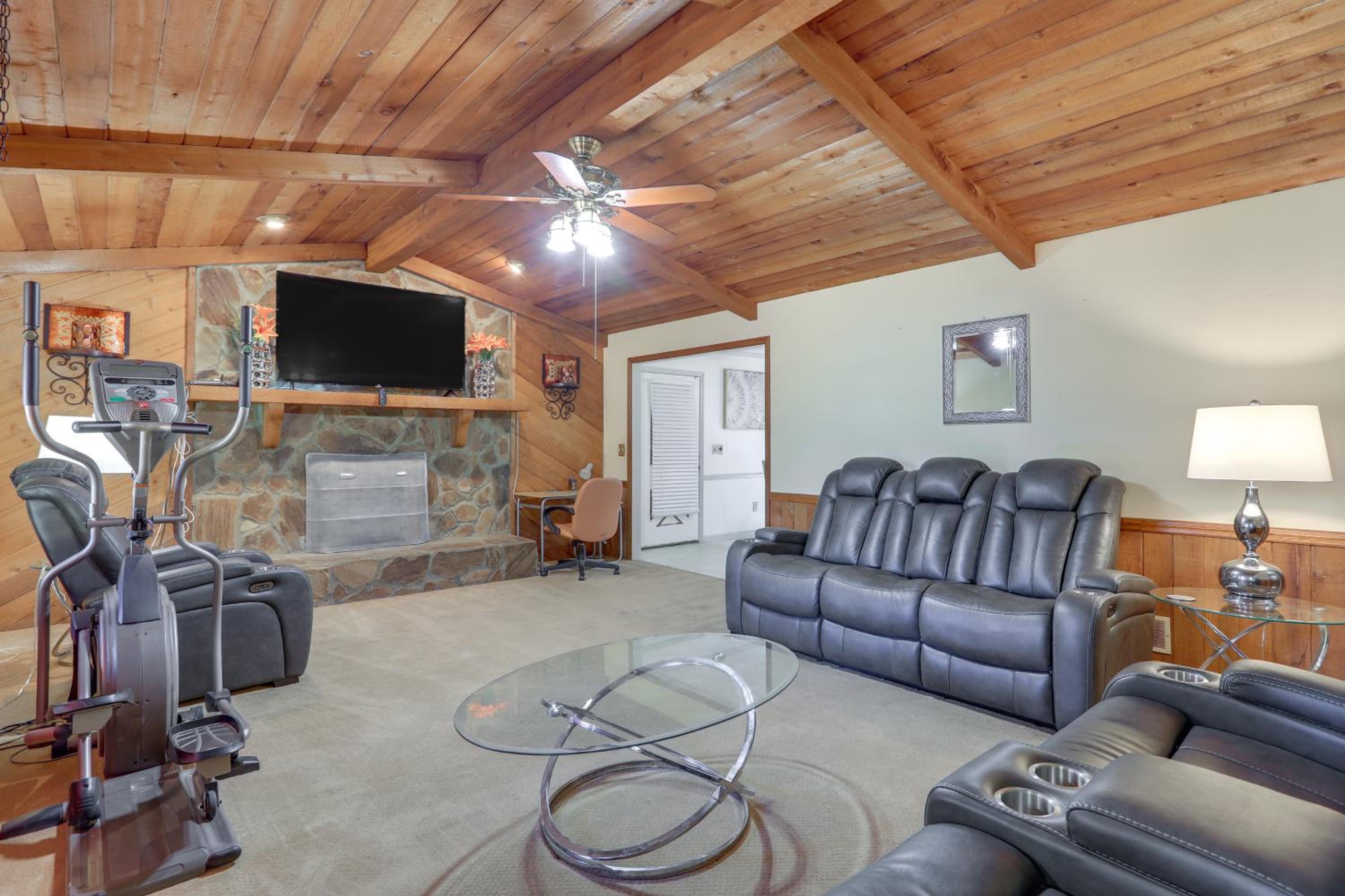 Playground and Grill Pet-Friendly Griffin Getaway!