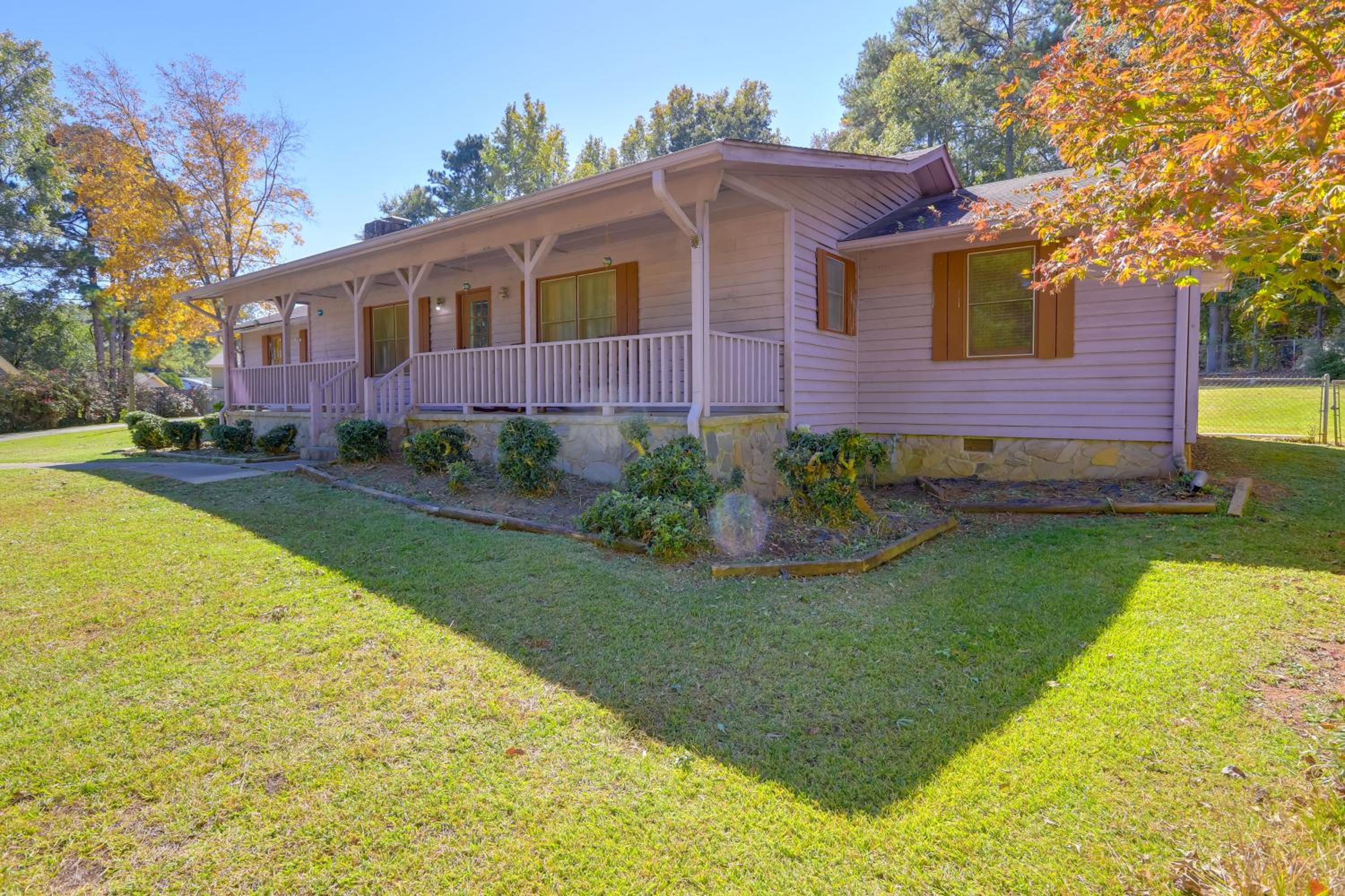 Playground and Grill Pet-Friendly Griffin Getaway!