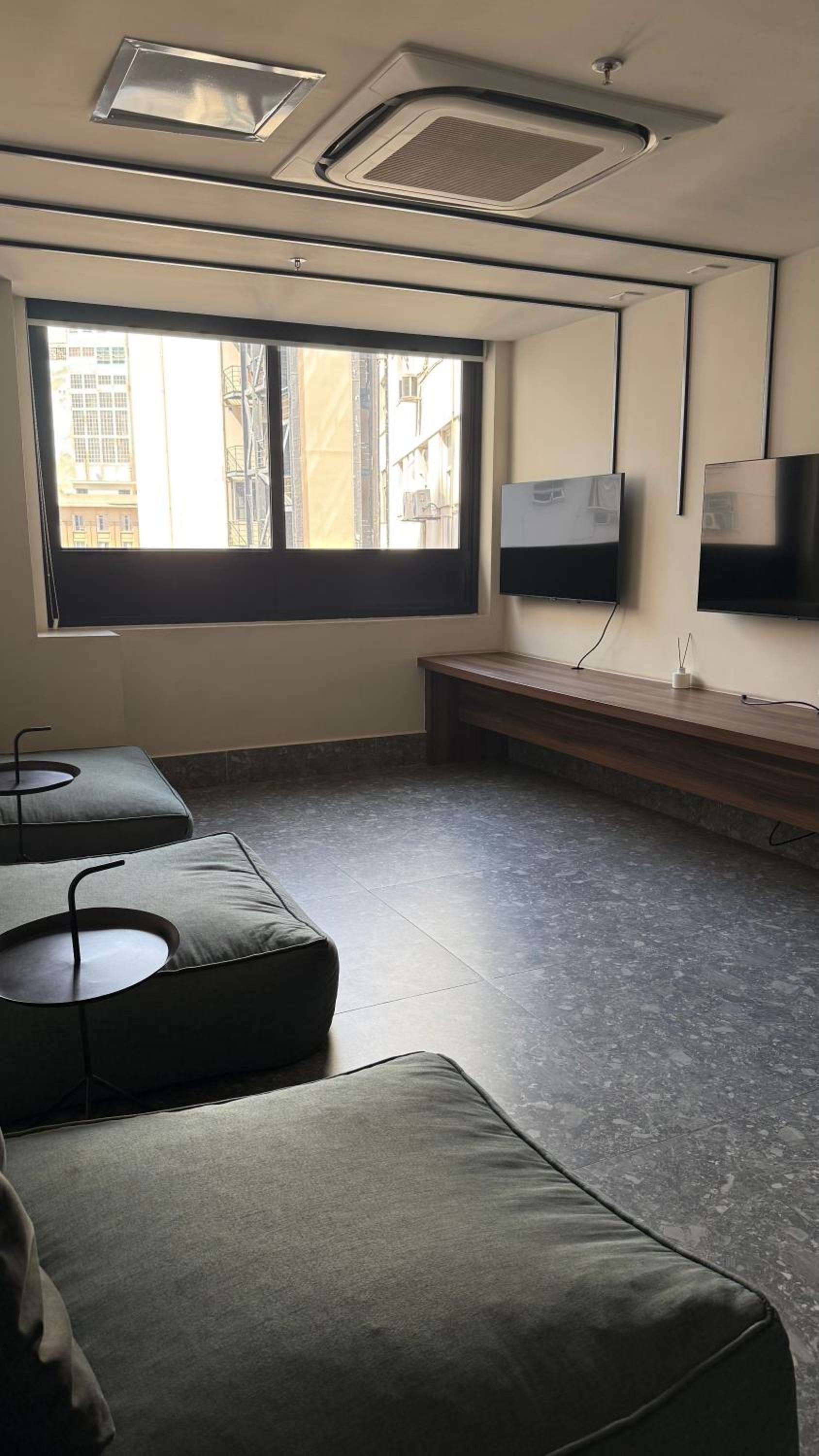 Studio 4pessoas, WiFi, Sauna, Enxoval, Arcos da Lapa, a 5 minutos da Petrobras, próximo a VLT e Metro para Copacabana
