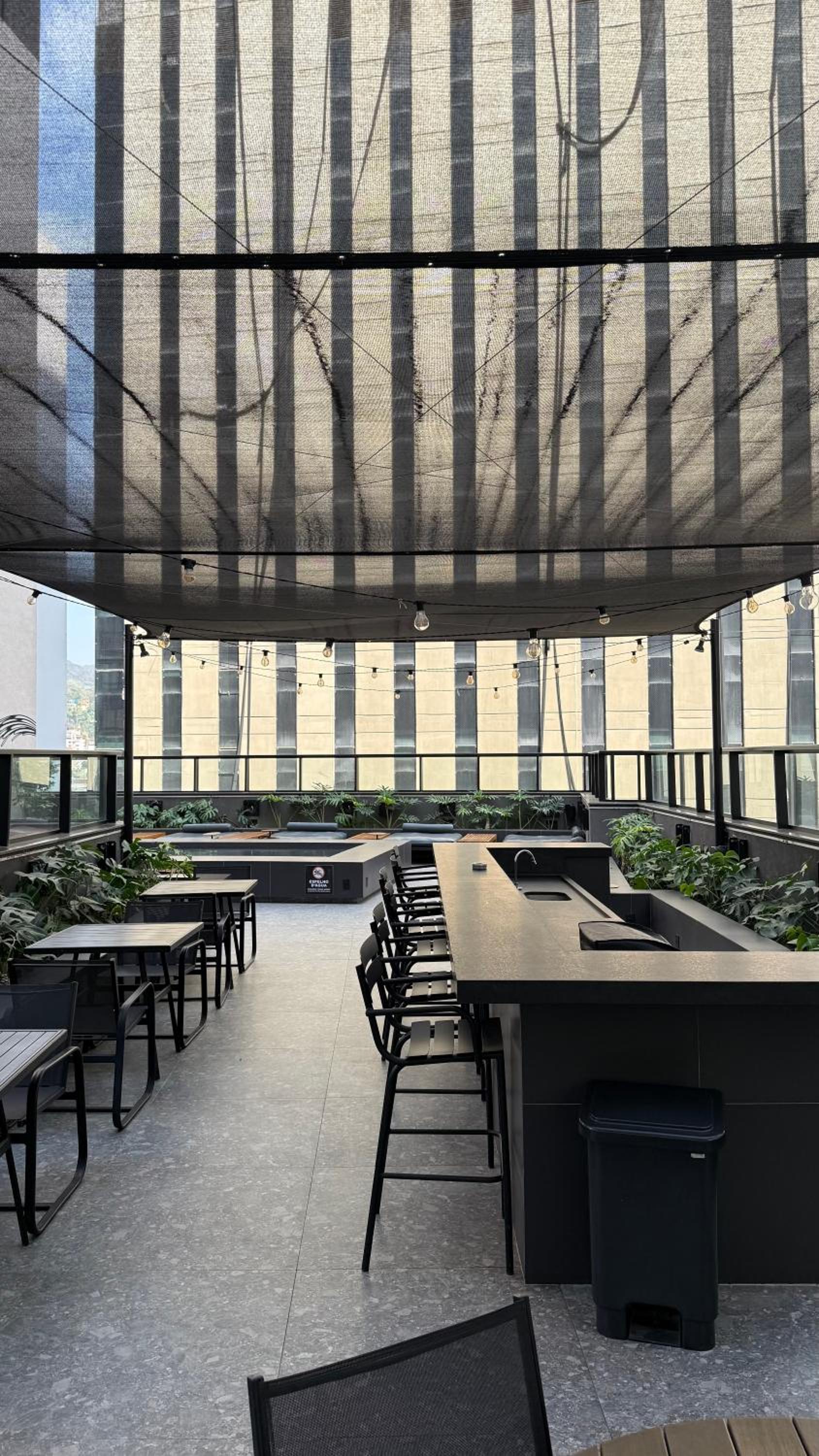 Studio 4pessoas, WiFi, Sauna, Enxoval, Arcos da Lapa, a 5 minutos da Petrobras, próximo a VLT e Metro para Copacabana