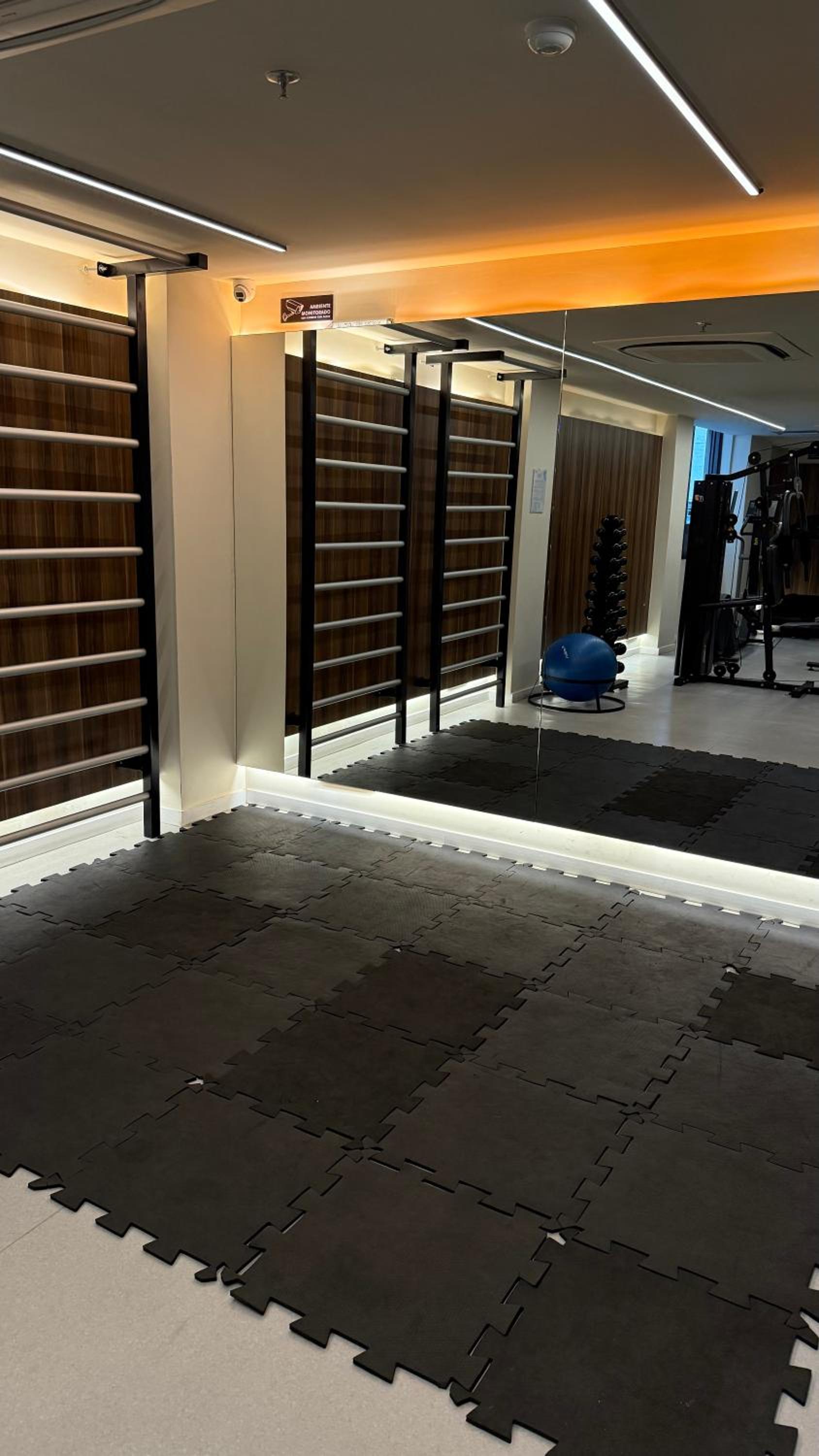 Studio 4pessoas, WiFi, Sauna, Enxoval, Arcos da Lapa, a 5 minutos da Petrobras, próximo a VLT e Metro para Copacabana